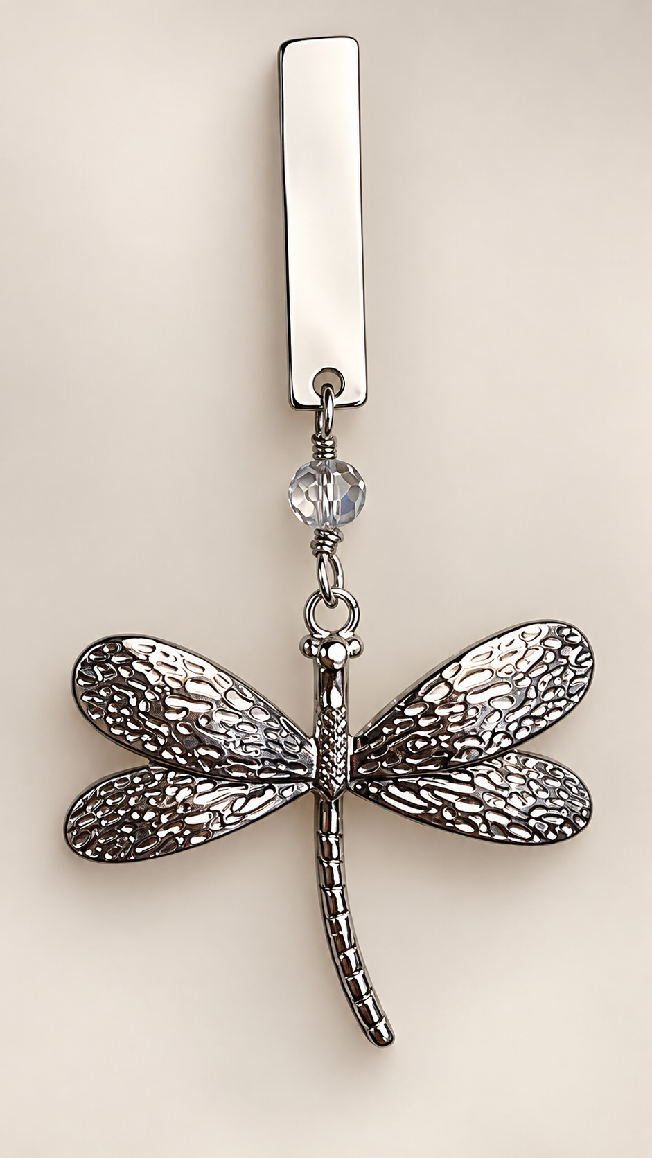 Mono Orecchino Libellula Short Vizio Gioielli indossato, con barretta in acciaio silver, cristallo luminoso e libellula argentata.