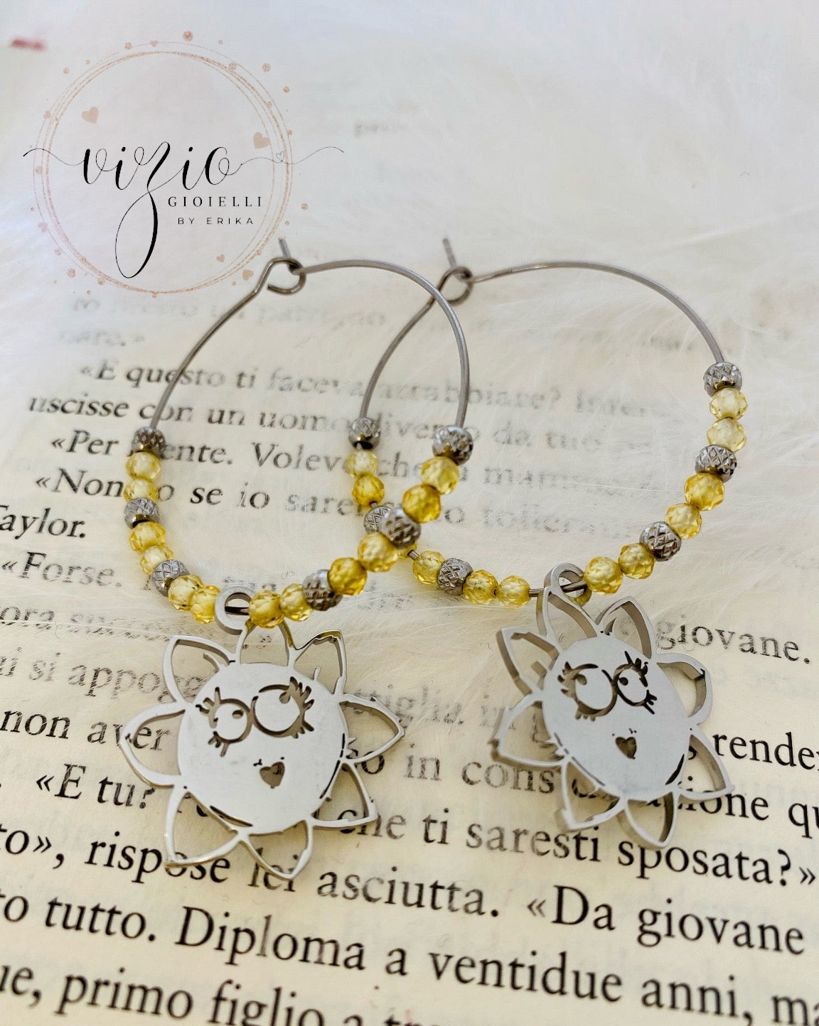 Orecchini ad Anella in Acciaio con Zirconi Gialli