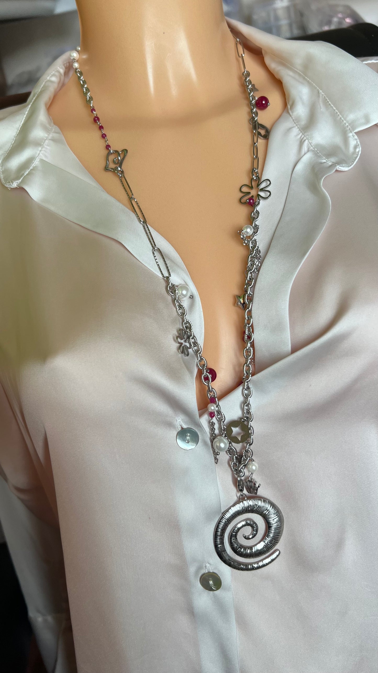 Collana lunga Vizio in Paris in acciaio, rubini lab e perle di conchiglia