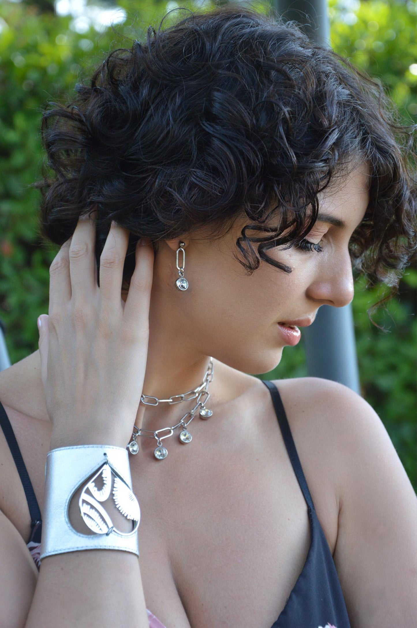 Collana in acciaio e polsino in pelle