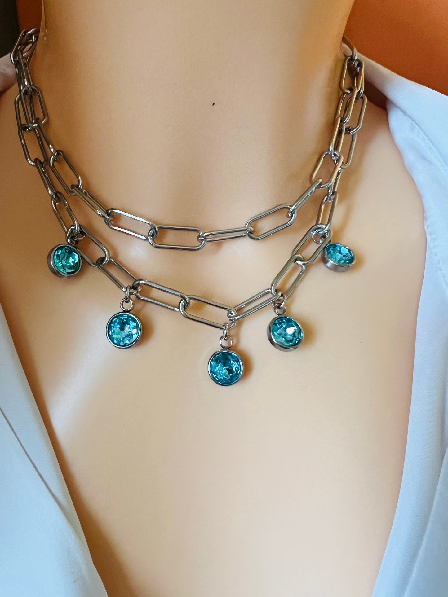 Girocollo in acciaio e cristalli azzurri