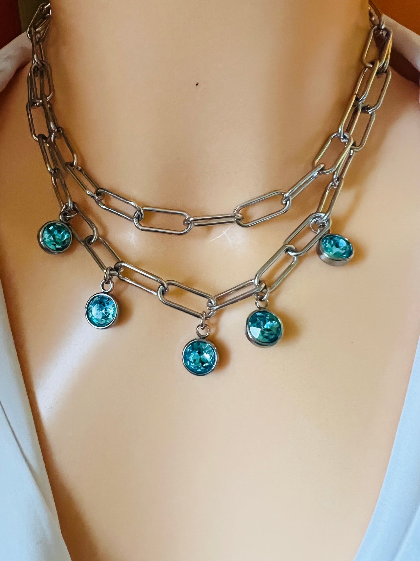 Girocollo in acciaio e cristalli azzurri