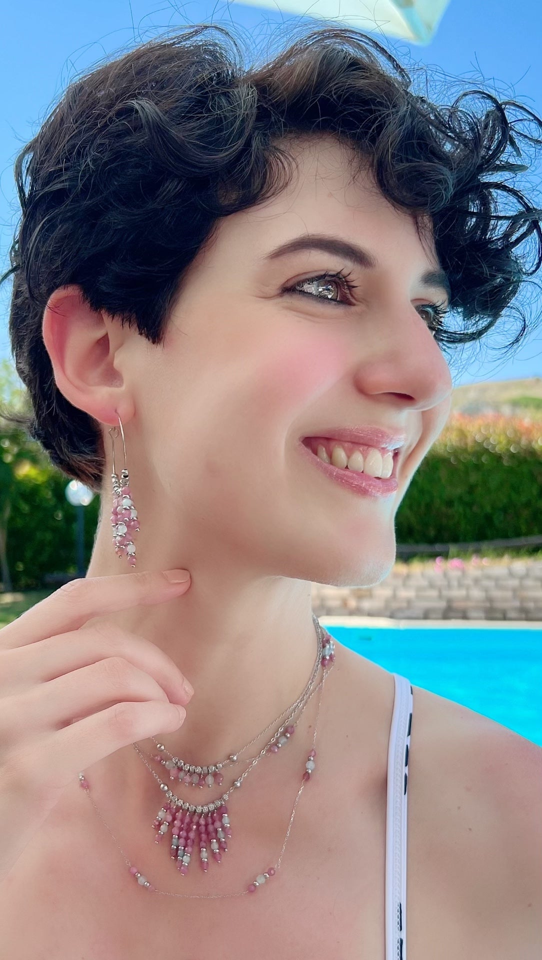 Orecchini artigianali a cerchio grandi, collana e girocolli con pietre semi-preziose