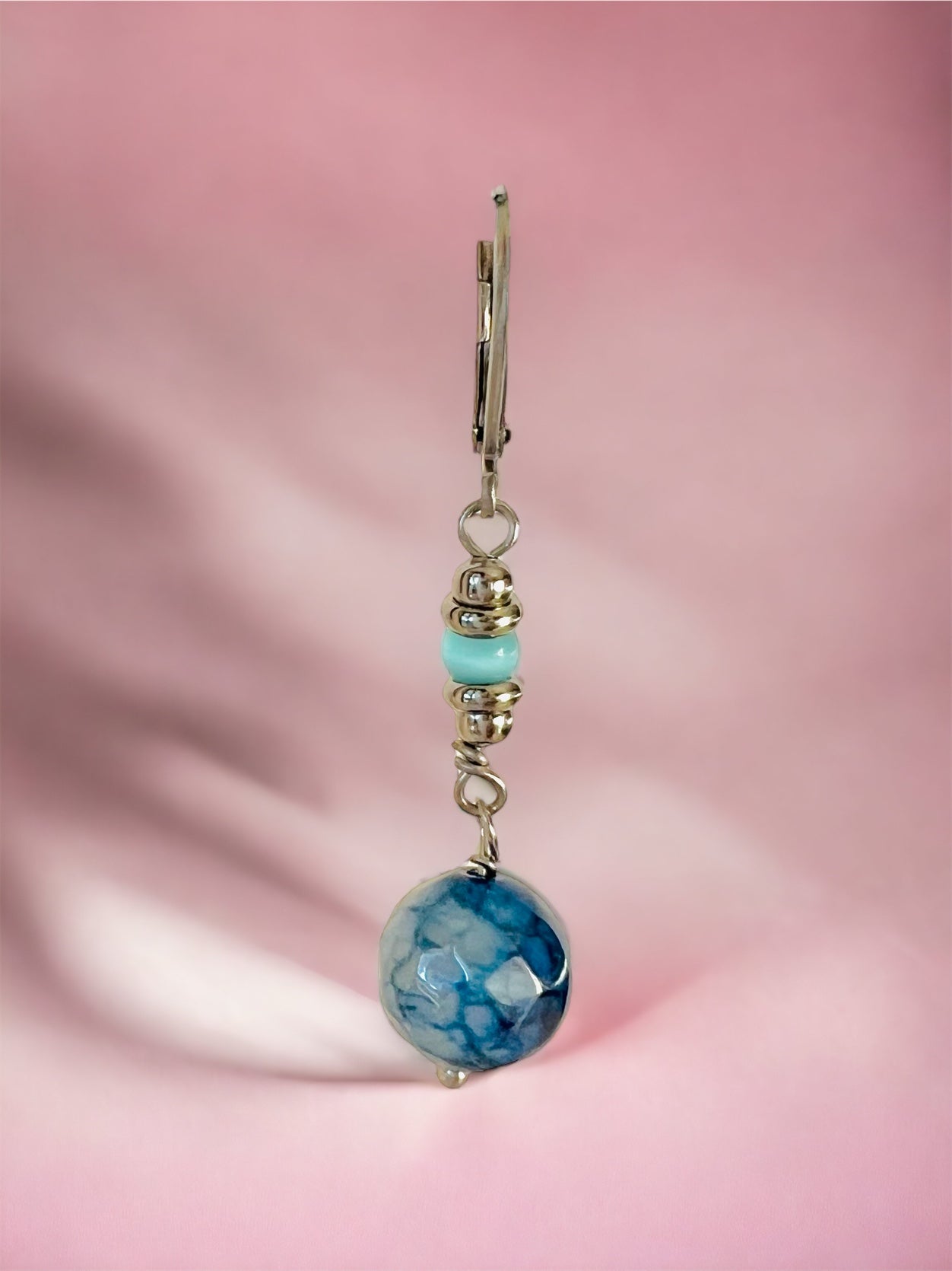 Orecchini in acciaio pendenti artigianali, lunghezza di circa 4,5 cm, a scelta tra occhi di gatto rosa e azzurro, pietra howlite verde con agata