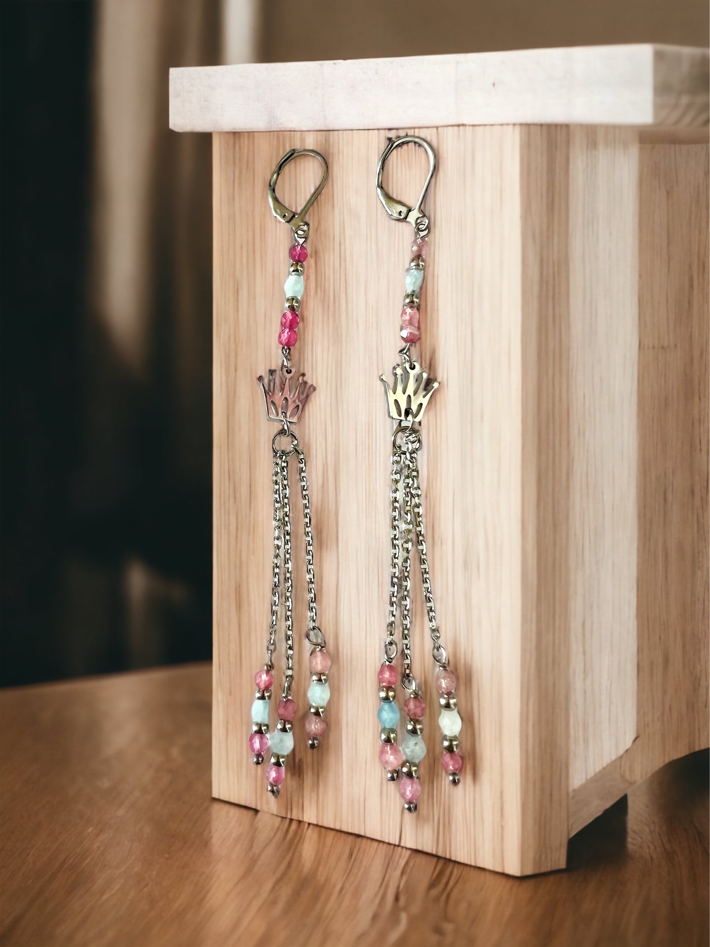 Orecchini in acciaio pendenti con pietre naturali, realizzati artigianalmente. Lunghezza 10 cm circa. impreziositi da splendide tormaline e acquamarine