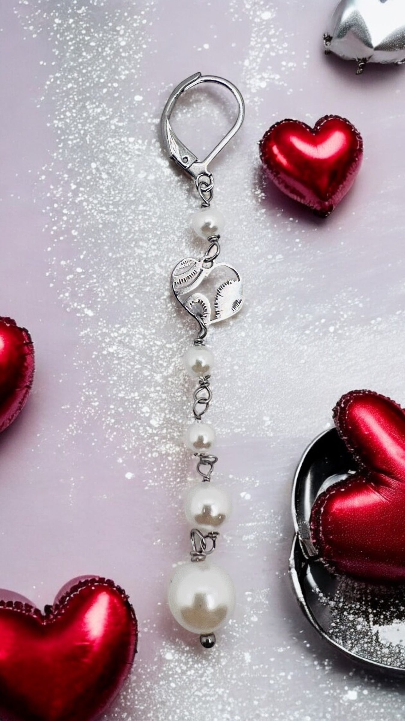 Mono orecchino in acciaio e perle di madreperla