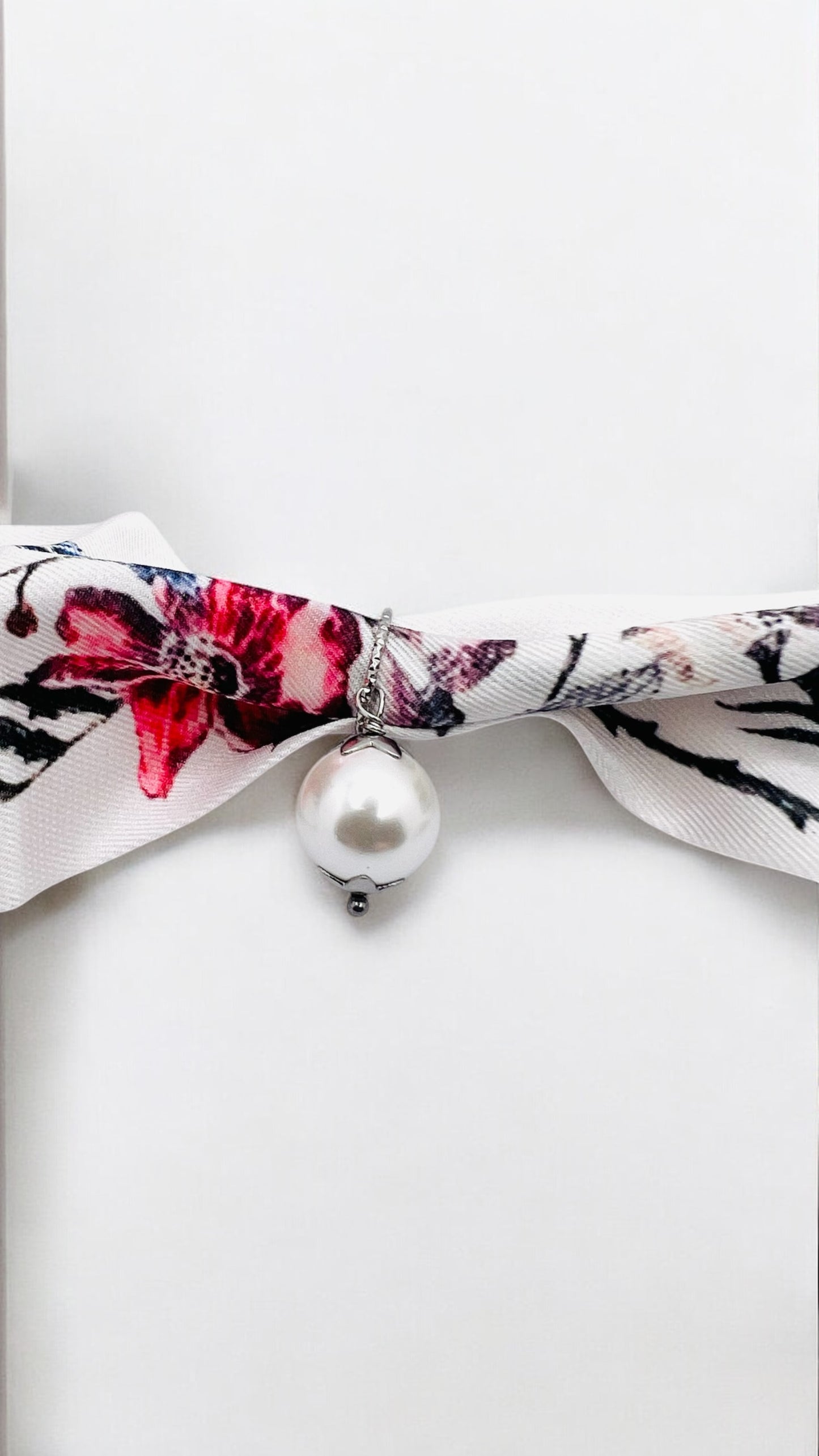 Choker di raso con perla in madreperla