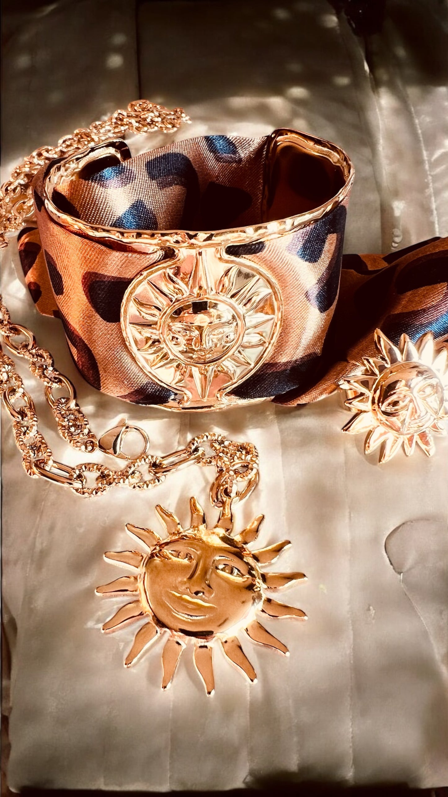 Collana in acciaio dorato Sole