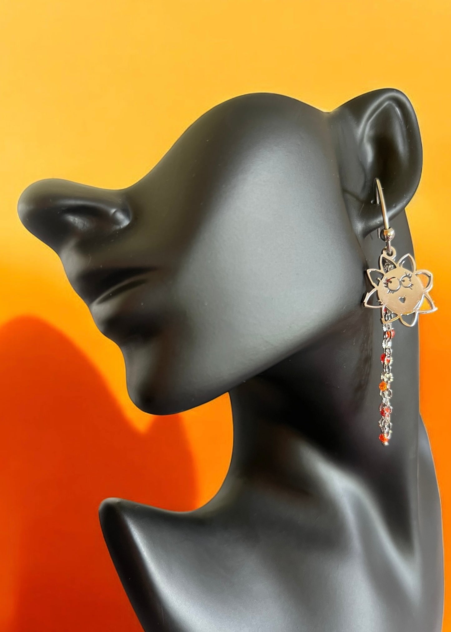 Mono orecchino in acciaio e zirconi arancioni