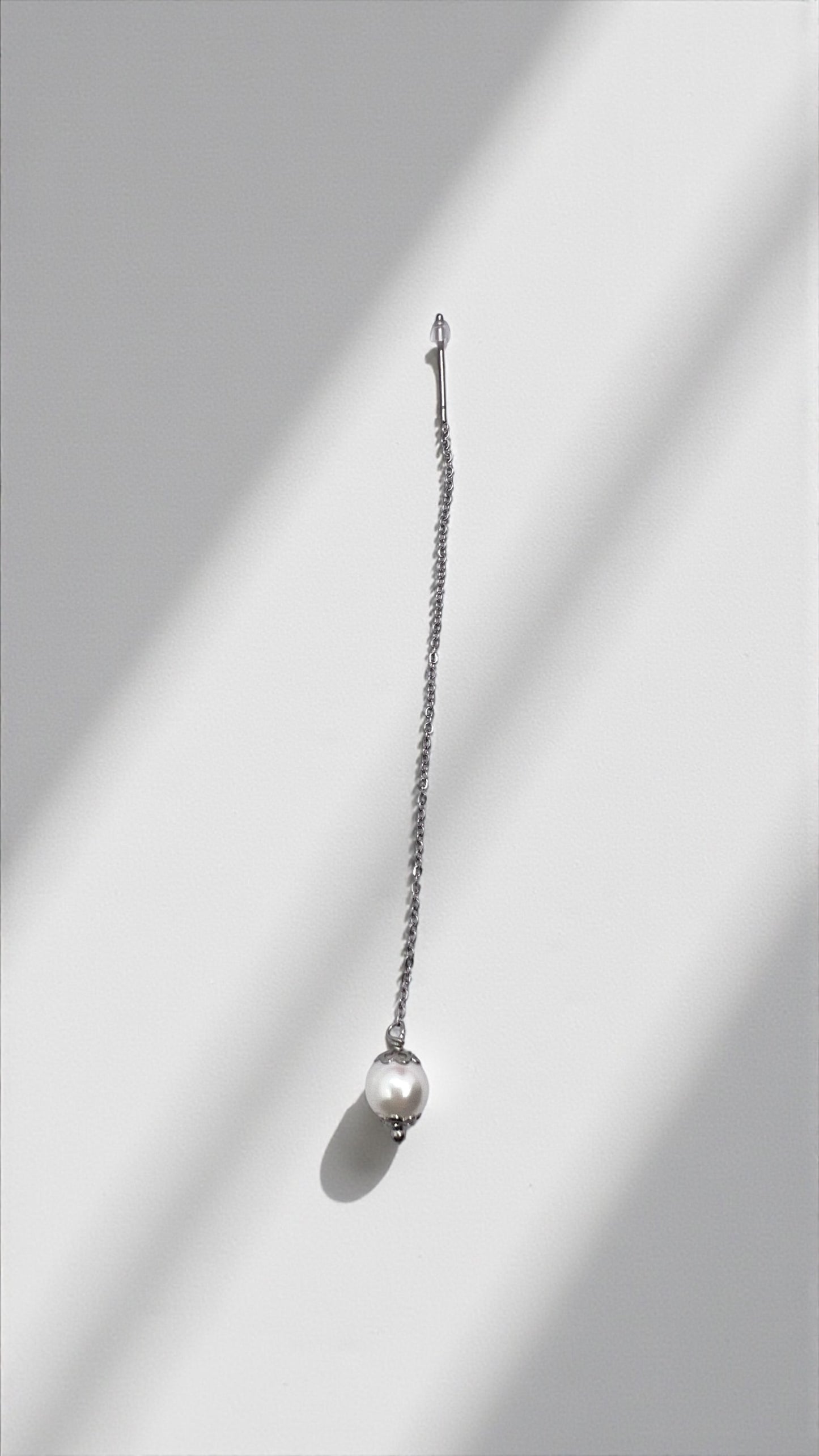 Mono orecchino a catenella acciaio e perla di conchiglia