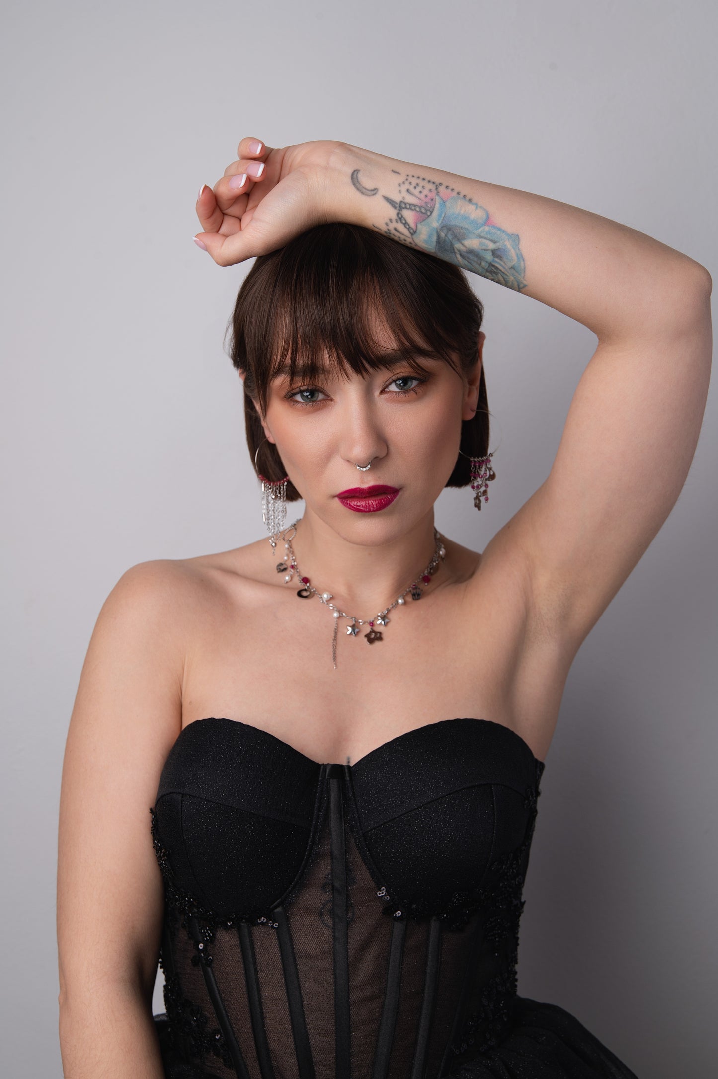 Girocollo in acciaio con rubini lab e perle di conchiglia e mono orecchino firmati Vizio Gioielli