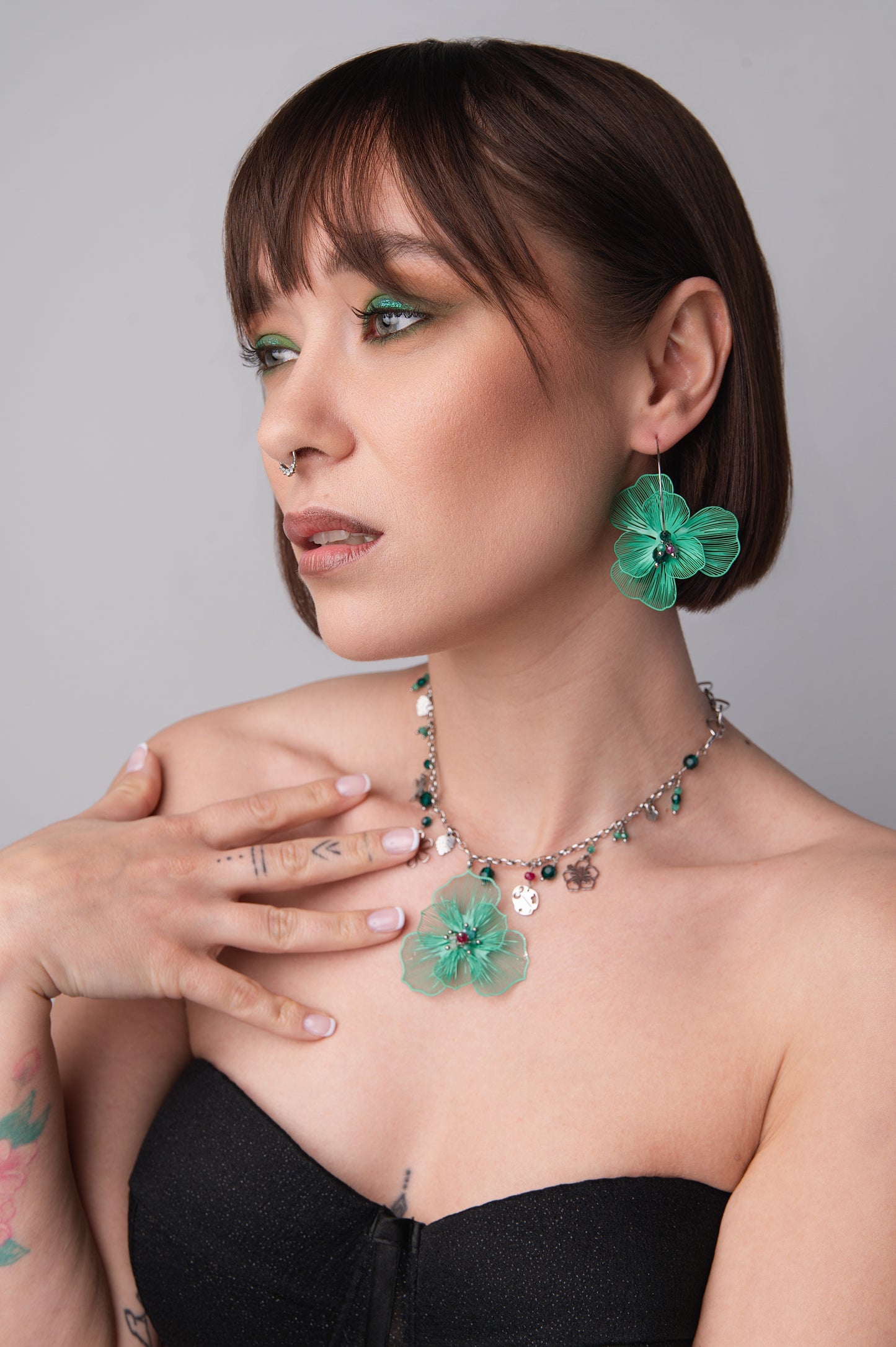 Mono orecchino in acciaio e cristalli abbinato a Collana Bloom – Fiore Incantato Verde firmata Vizio Gioielli