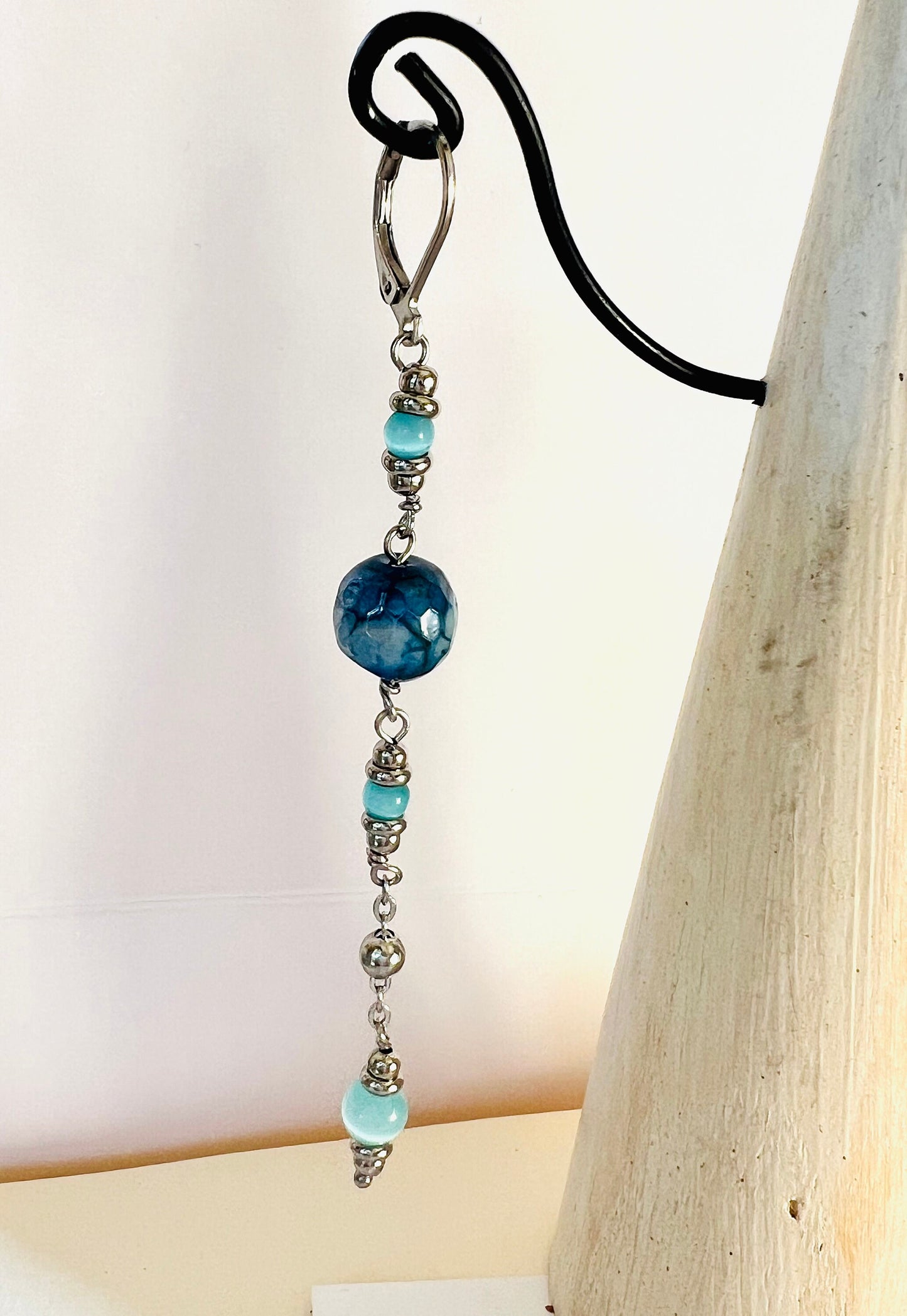 Orecchini pendenti in acciaio, lunghi circa 9 cm, esaltati da magnifiche agate elettrolucidate e pietre naturali. Disponibili: rosa, verde e azzurro