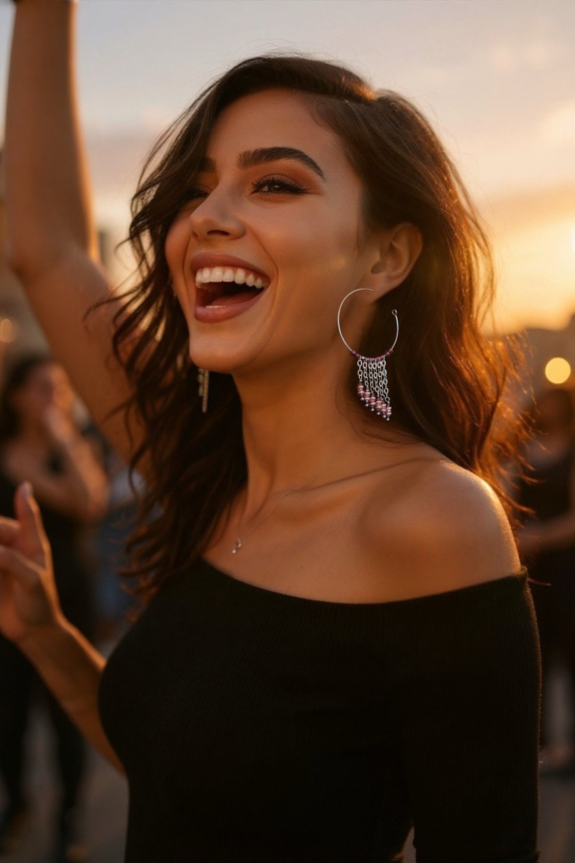 Mono orecchino in acciaio, zirconi e granate