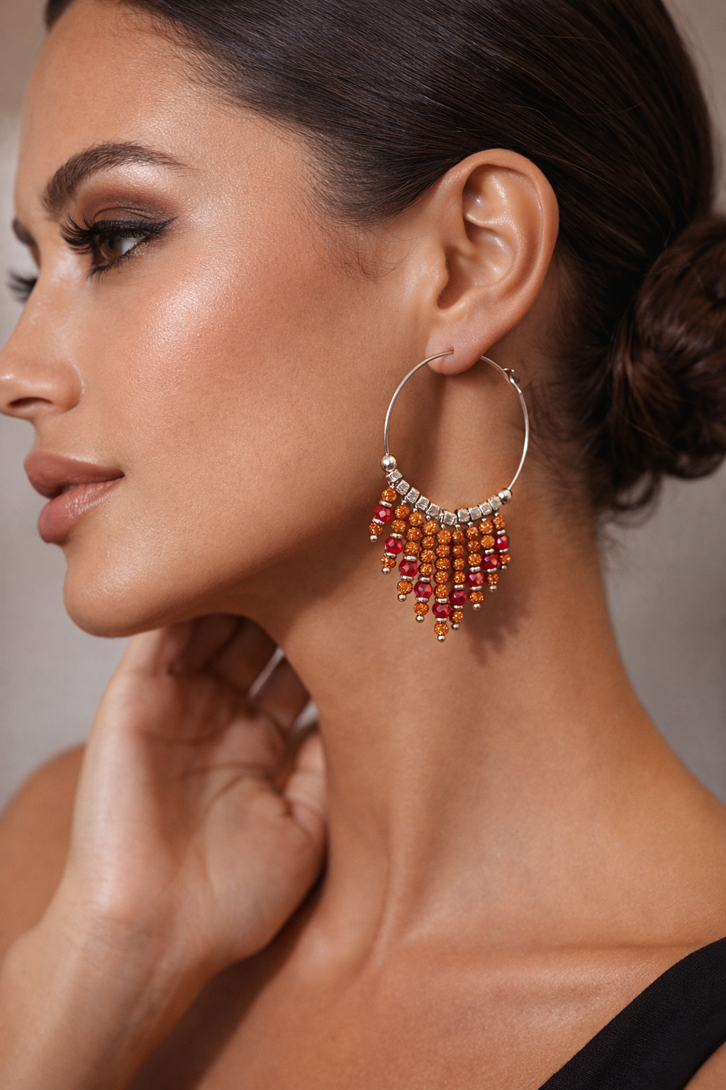 Orecchini artigianali a cerchio grandi con pietre semi-preziose