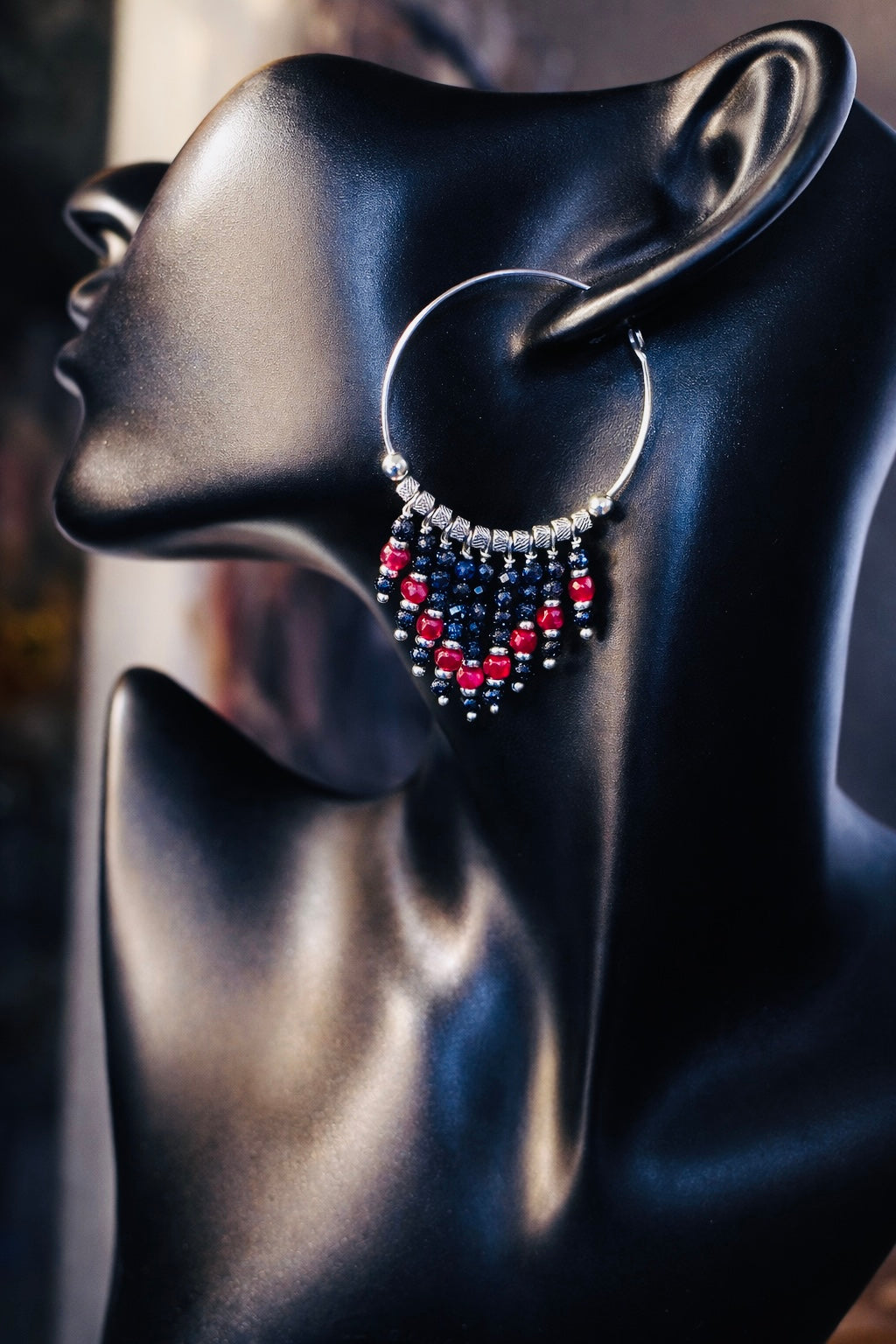 Orecchini artigianali a cerchio grandi con pietre semi-preziose