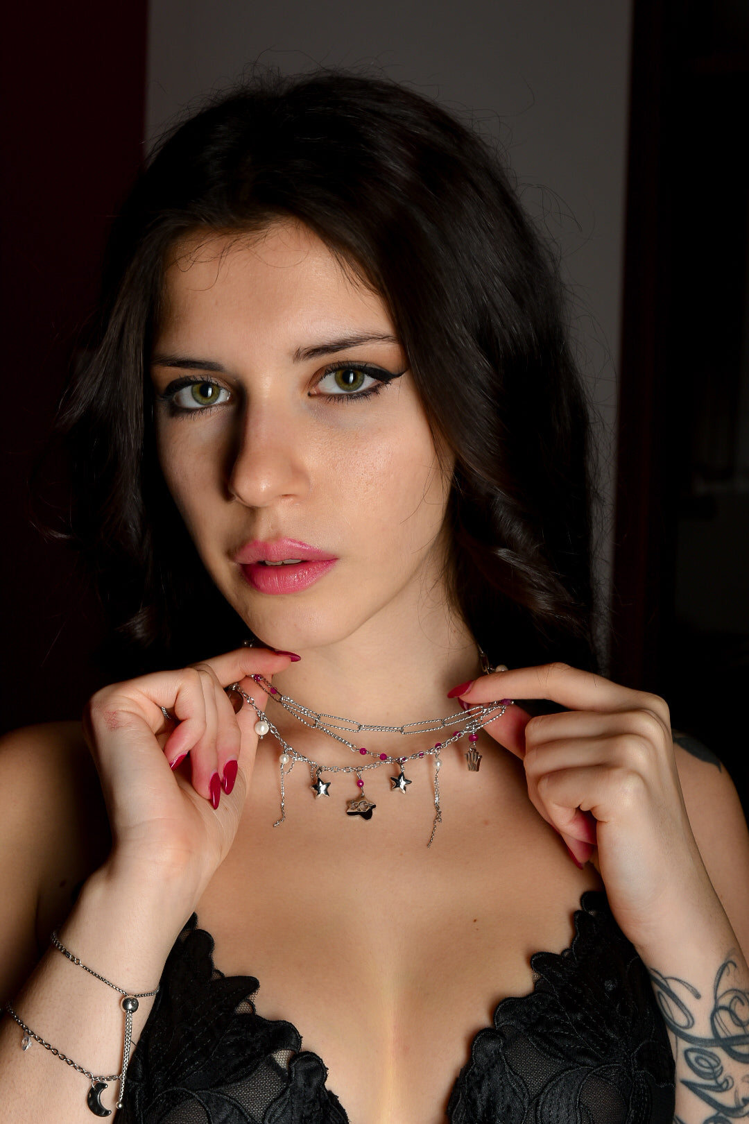 Girocollo triplo in acciaio con rubini lab e perle di conchiglia firmato Vizio Gioielli