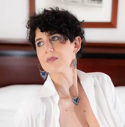 Orecchini artigianali a cerchio grandi con pietre semi-preziose