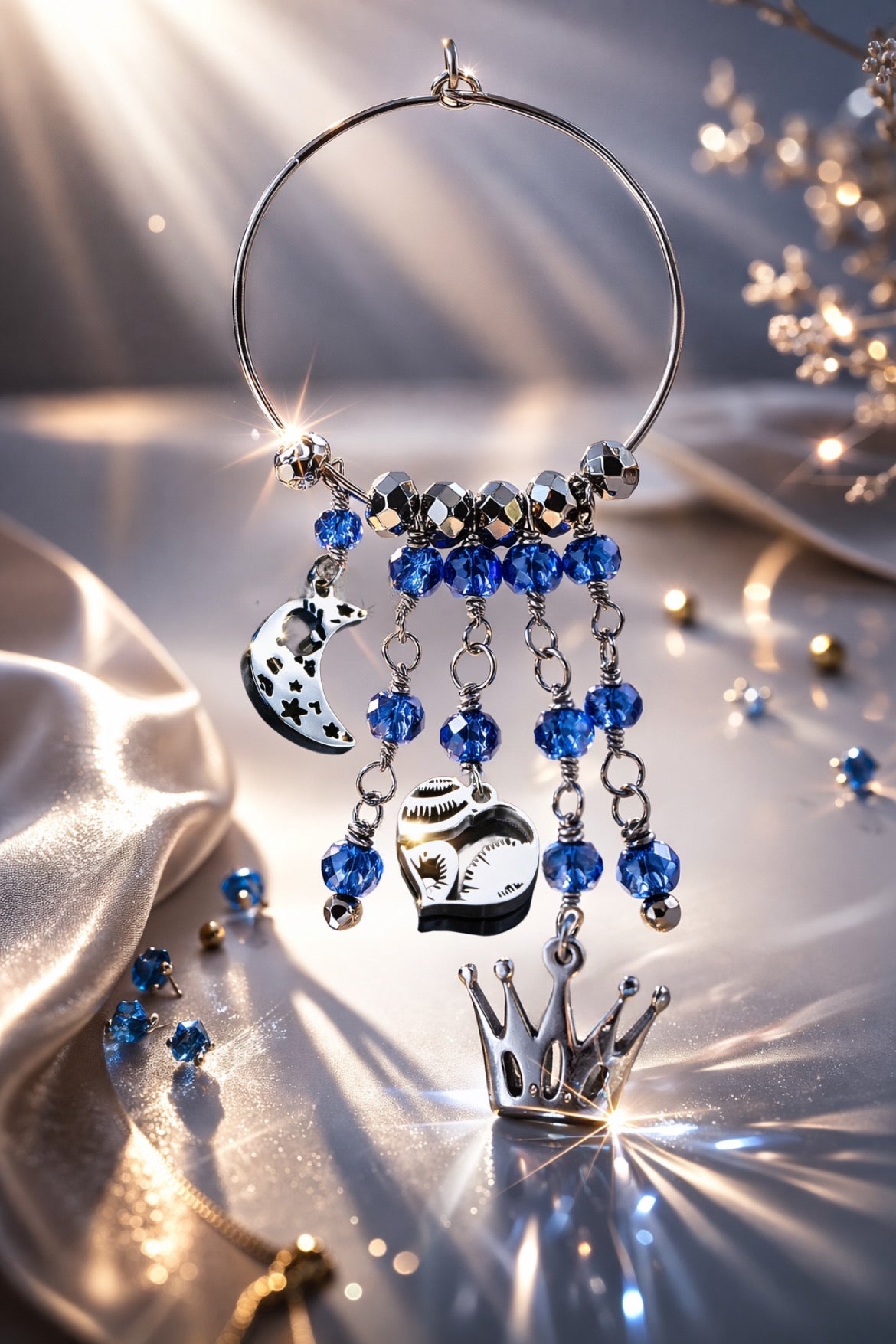Mono Orecchino Maxi in Acciaio con Zirconi Blu e Pendenti Luna, Cuore e Corona firmato Vizio Gioielli