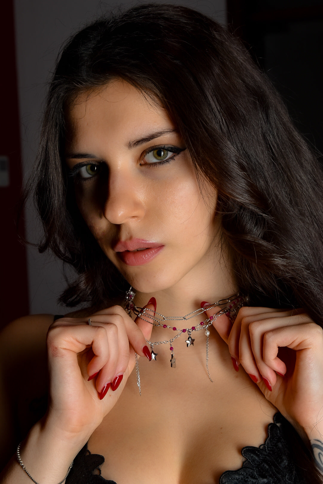 Girocollo triplo in acciaio con rubini lab e perle di conchiglia firmato Vizio Gioielli