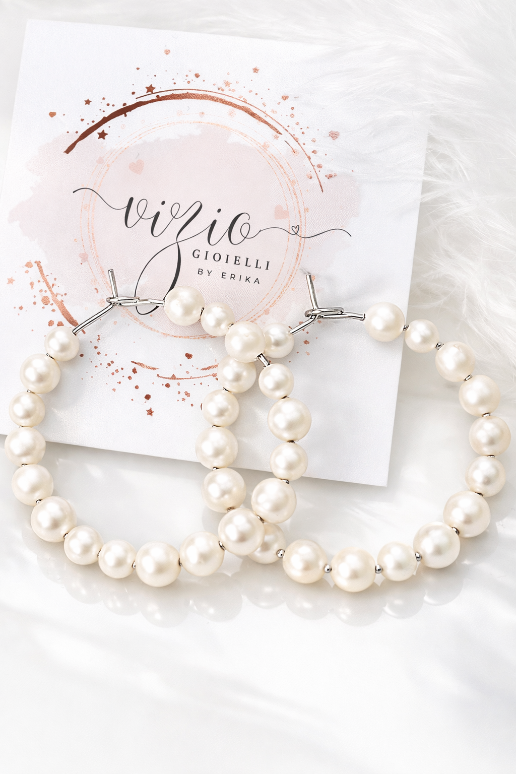 Orecchini a cerchio in acciaio e perle Swarovski bianche firmati Vizio Gioielli