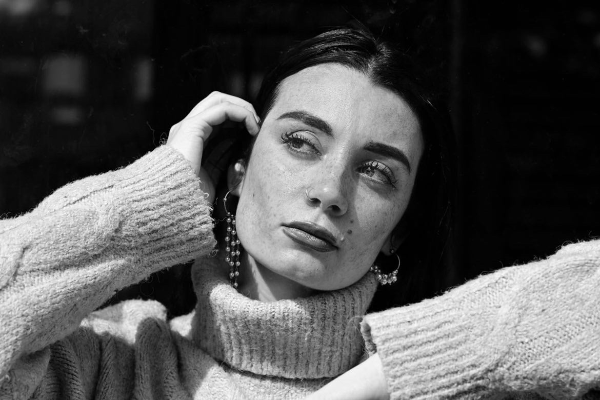 Mono orecchino e collane in acciaio e perle di madreperla 