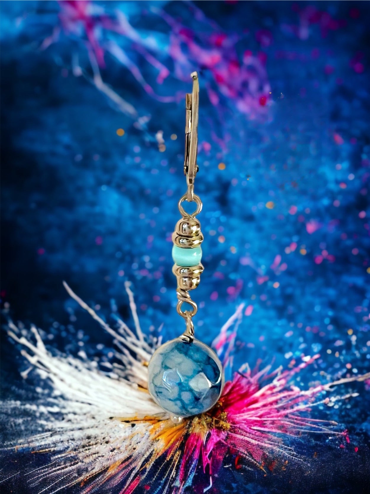 Orecchini in acciaio pendenti artigianali, lunghezza di circa 4,5 cm, a scelta tra occhi di gatto rosa e azzurro, pietra howlite verde con agata