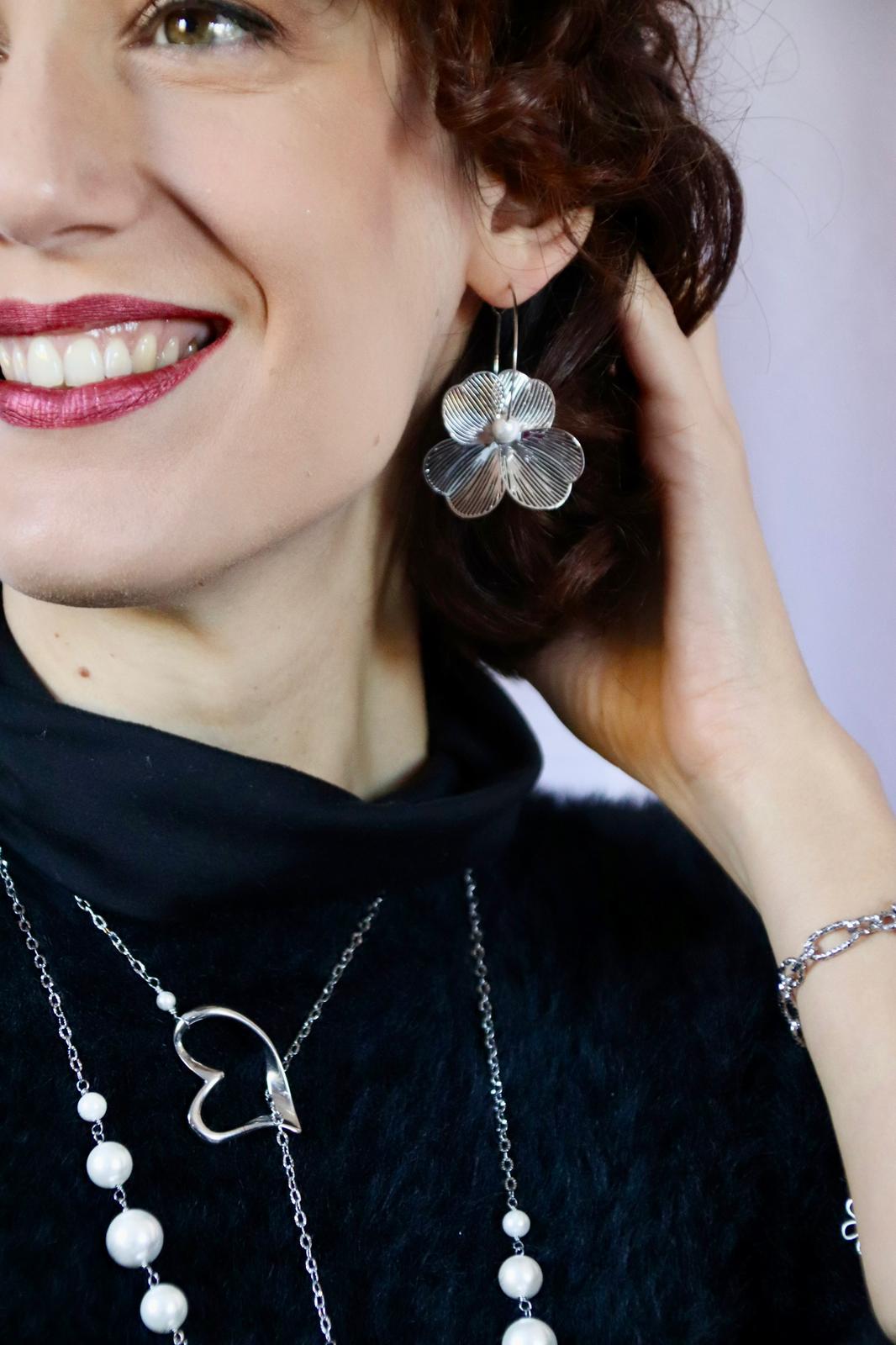 Mono orecchino Fiore acciaio e perla di conchiglia