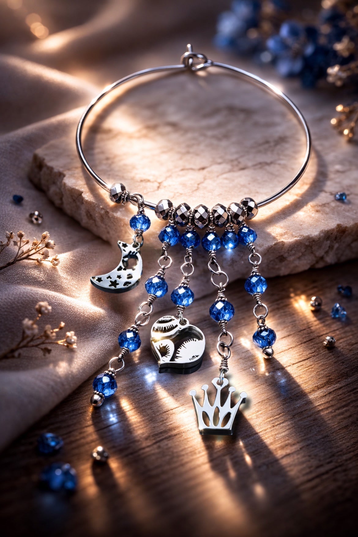 Mono Orecchino Maxi in Acciaio con Zirconi Blu e Pendenti Luna, Cuore e Corona firmato Vizio Gioielli