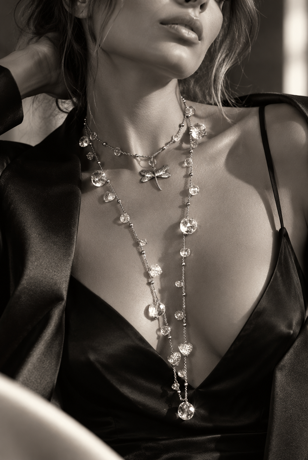 Girocollo Libellula in acciaio silver con cristalli trasparenti e ciondolo a forma di libellula, firmato Vizio Gioielli.