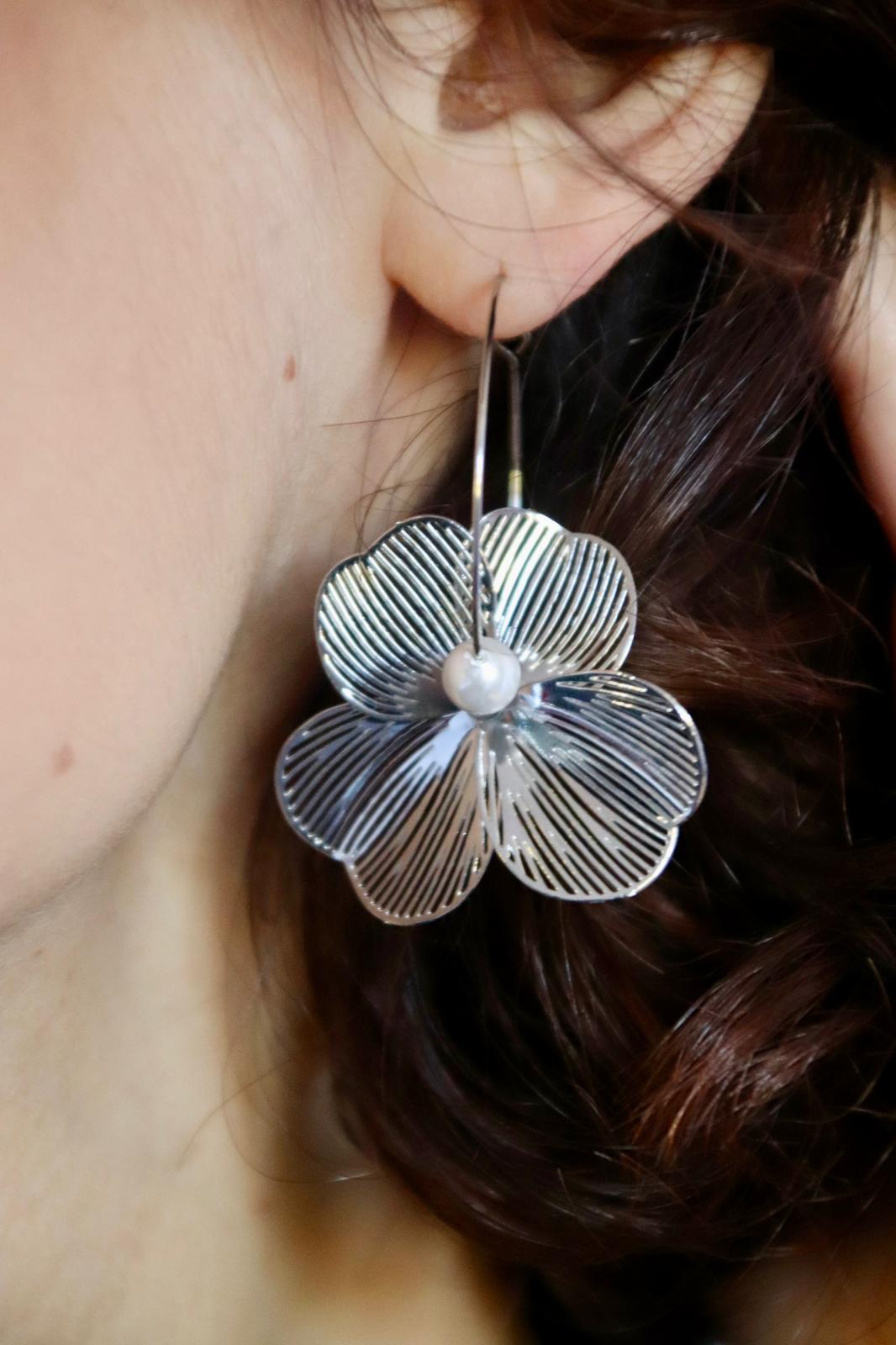 Mono orecchino Fiore acciaio e perla di conchiglia