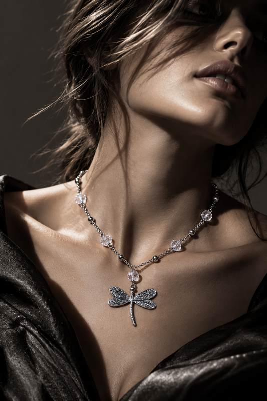 Girocollo Libellula in acciaio silver con cristalli trasparenti e ciondolo a forma di libellula, firmato Vizio Gioielli.
