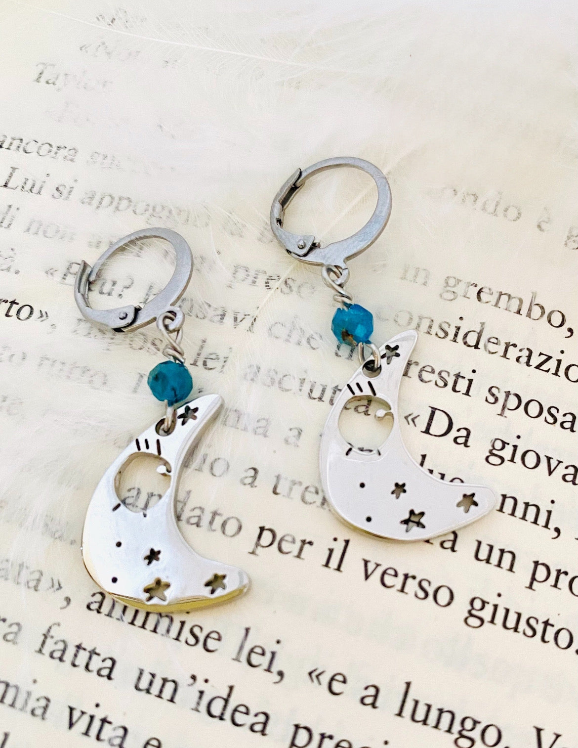 Orecchini in acciaio con apatite naturale  e pendente luna firmati Vizio Gioielli
