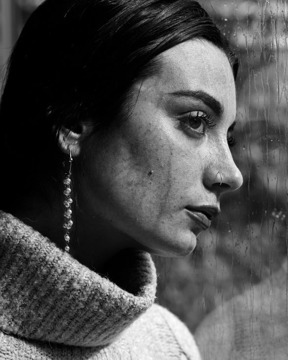 Mono orecchino e collane in acciaio e perle di madreperla 