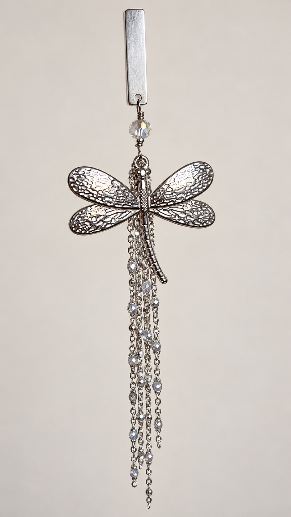 Mono orecchino Libellula Long silver indossato, con libellula argentata e lunghe catenelle pendenti, Vizio Gioielli