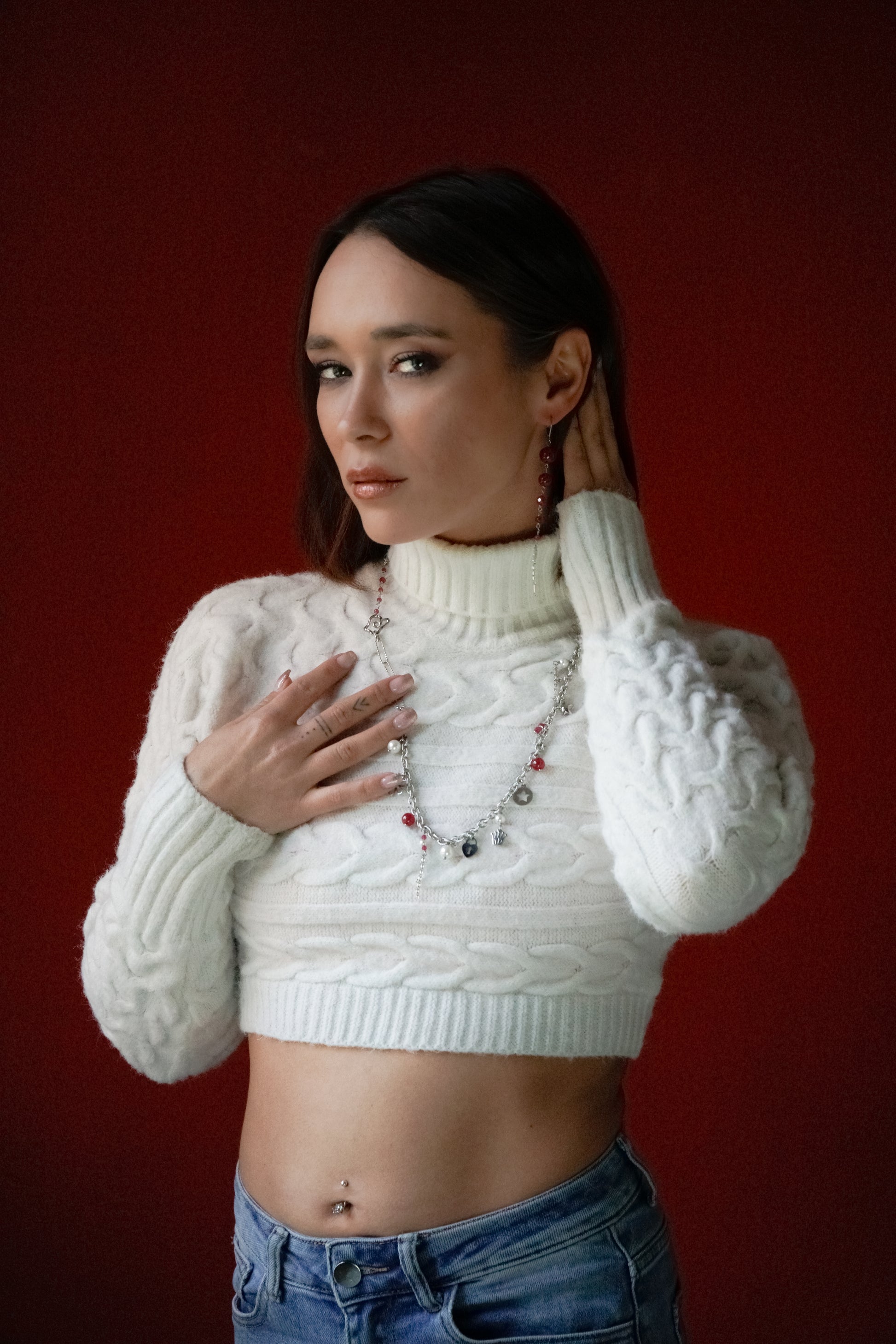 Mono orecchino in acciaio e rubini lab  abbinato a collana in acciaio con perle di conchiglia e rubini lab