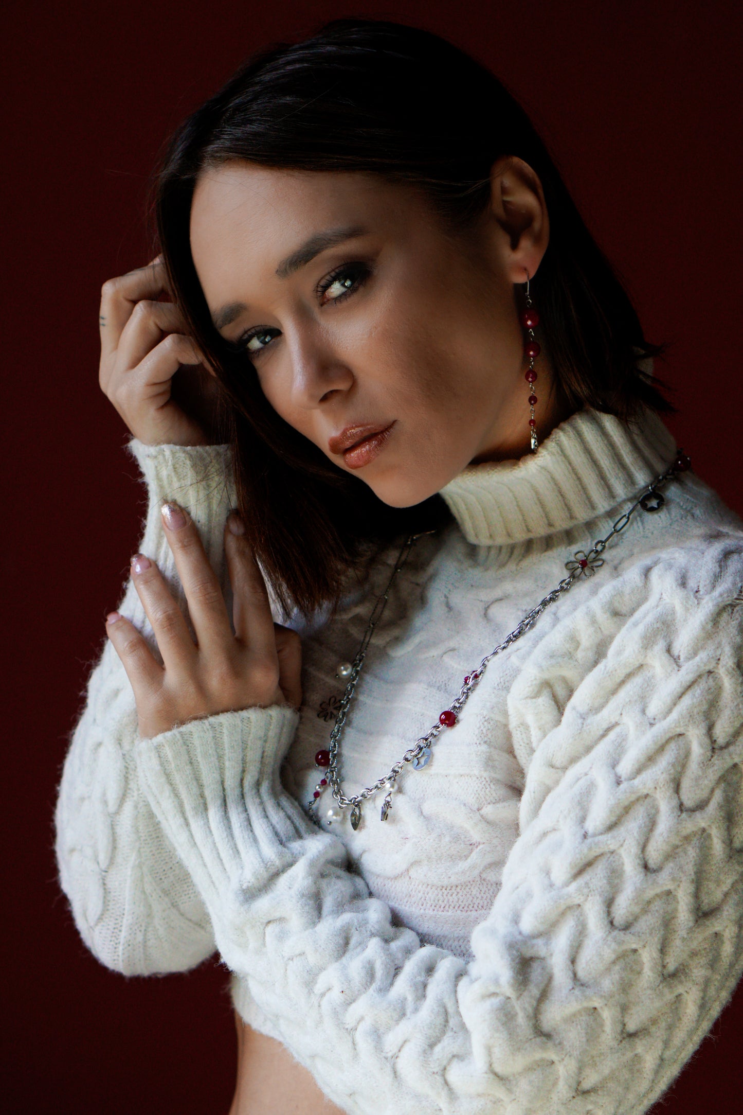 Mono orecchino in acciaio e rubini lab  abbinato a collana in acciaio con perle di conchiglia e rubini lab