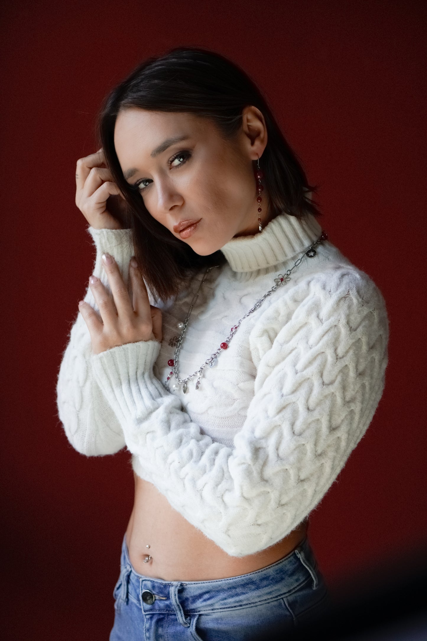 Mono orecchino in acciaio e rubini lab  abbinato a collana in acciaio con perle di conchiglia e rubini lab