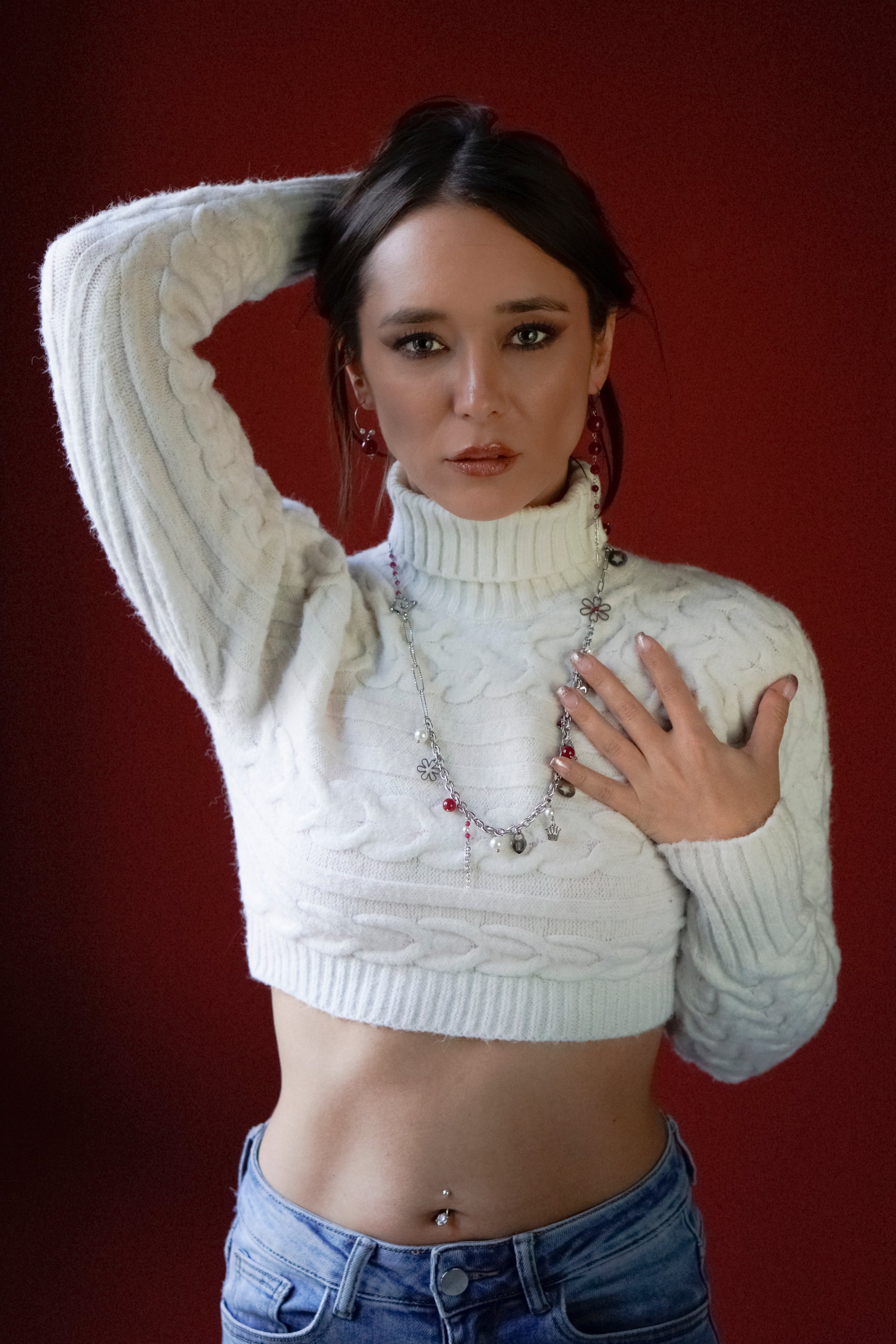 Mono orecchini in acciaio e rubini lab  abbinati a collana in acciaio con perle di conchiglia e rubini lab