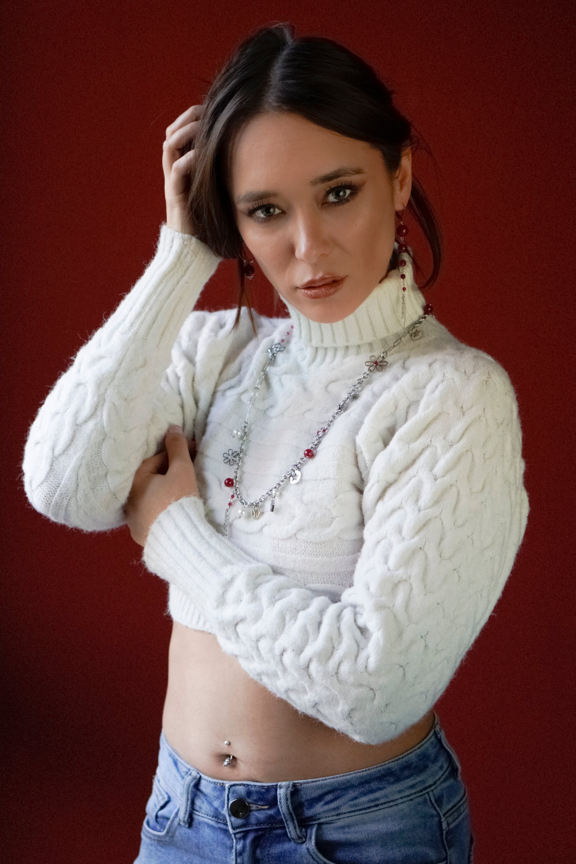 Mono orecchini in acciaio e rubini lab  abbinati a collana in acciaio con perle di conchiglia e rubini lab