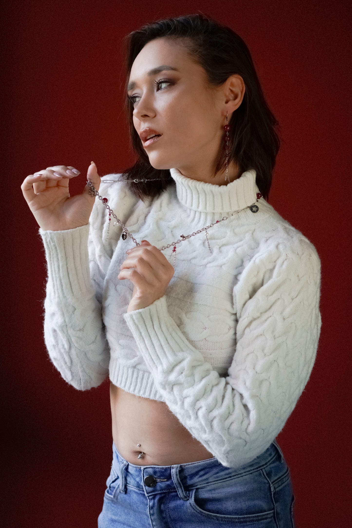 Mono orecchino in acciaio e rubini lab  abbinato a collana in acciaio con perle di conchiglia e rubini lab