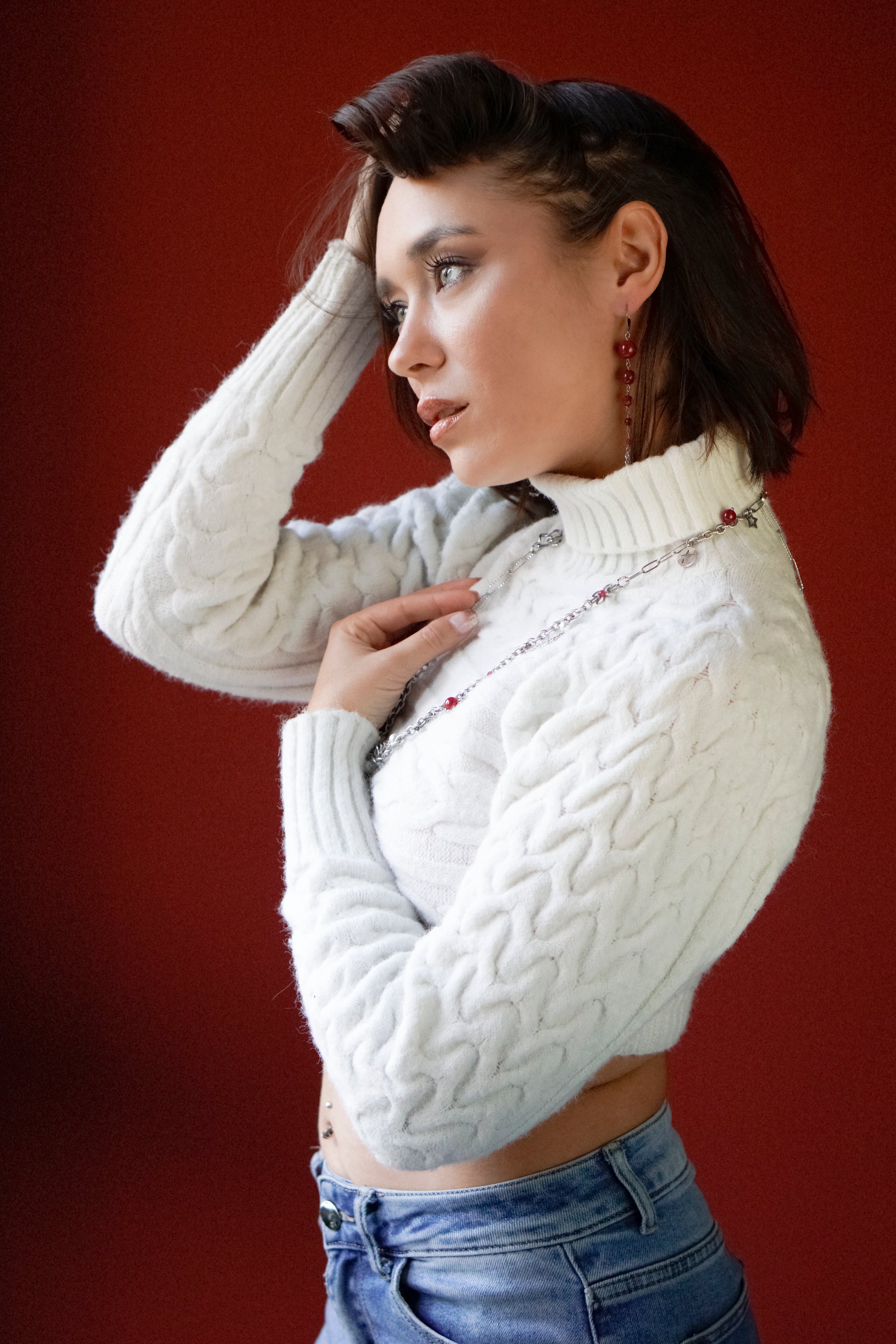 Mono orecchino in acciaio e rubini lab  abbinato a collana in acciaio con perle di conchiglia e rubini lab