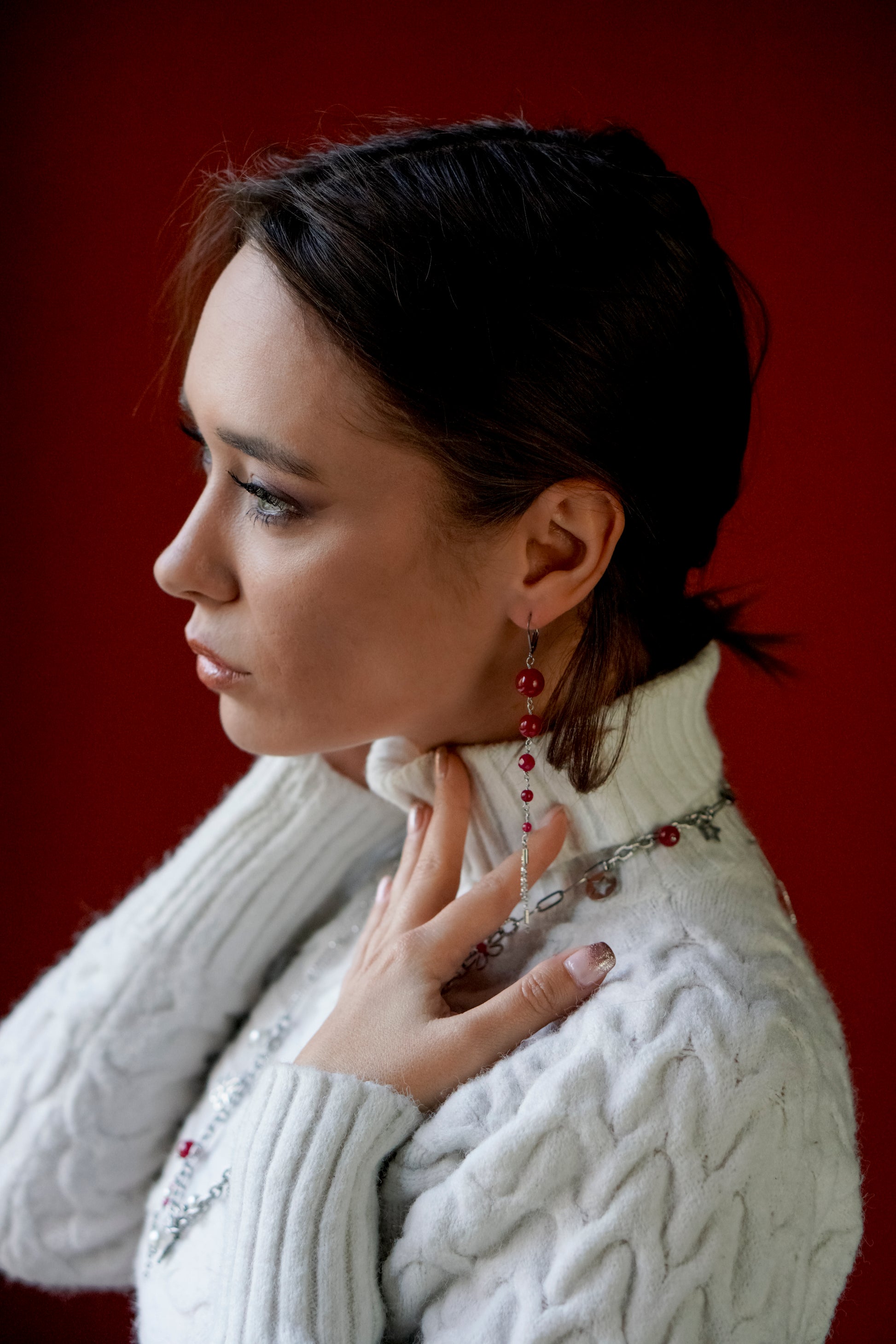 Mono orecchino in acciaio e rubini lab  abbinato a collana in acciaio con perle di conchiglia e rubini lab