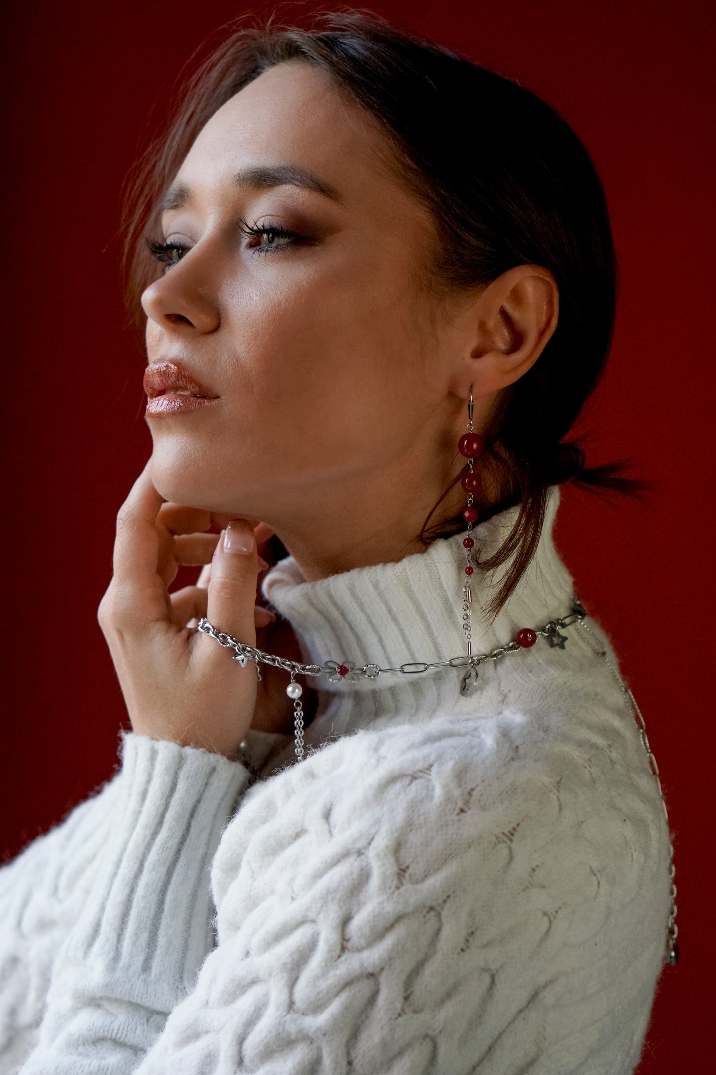 Mono orecchino in acciaio e rubini lab  abbinato a collana in acciaio con perle di conchiglia e rubini lab