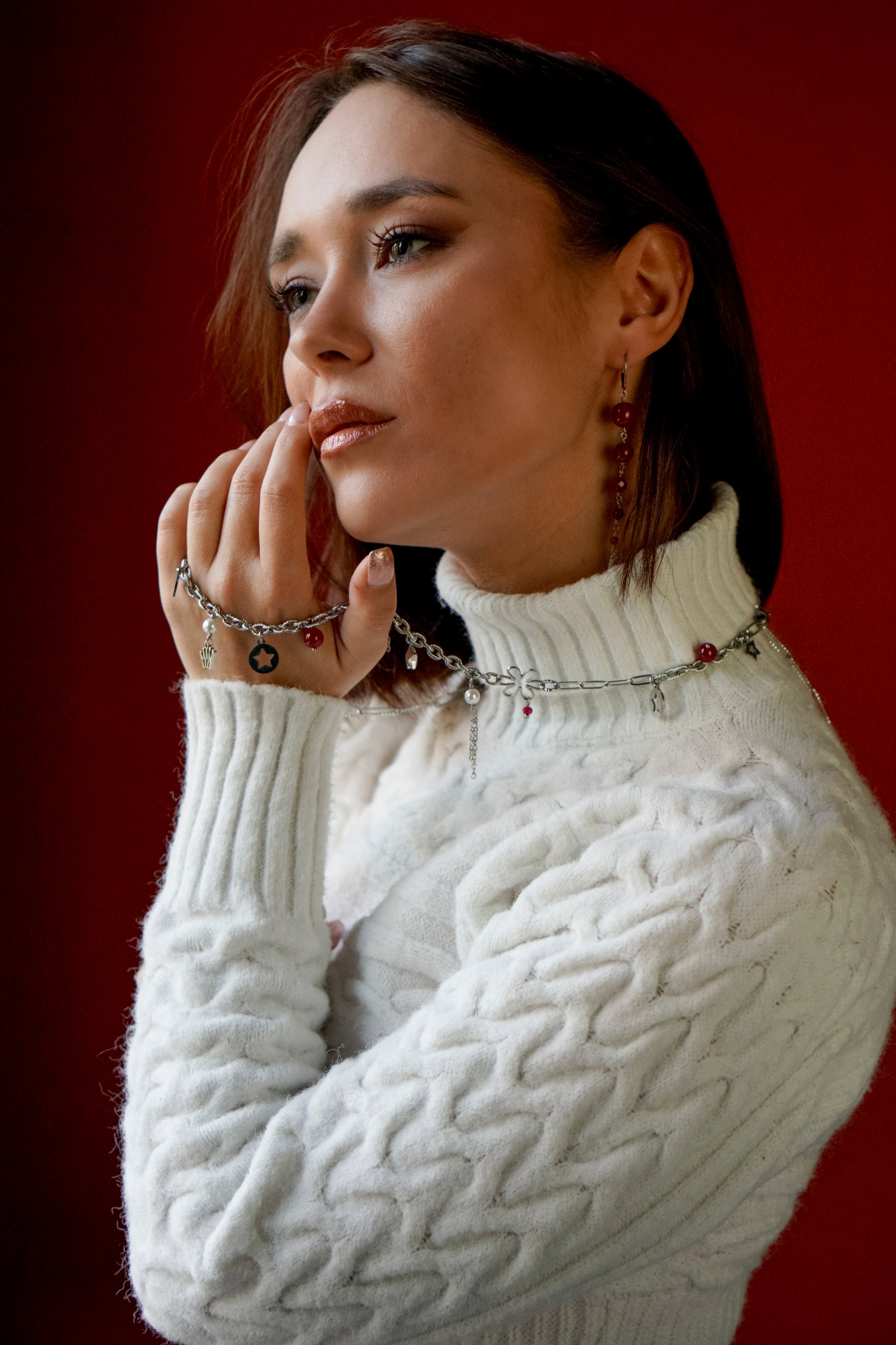 Mono orecchino in acciaio e rubini lab  abbinato a collana in acciaio con perle di conchiglia e rubini lab