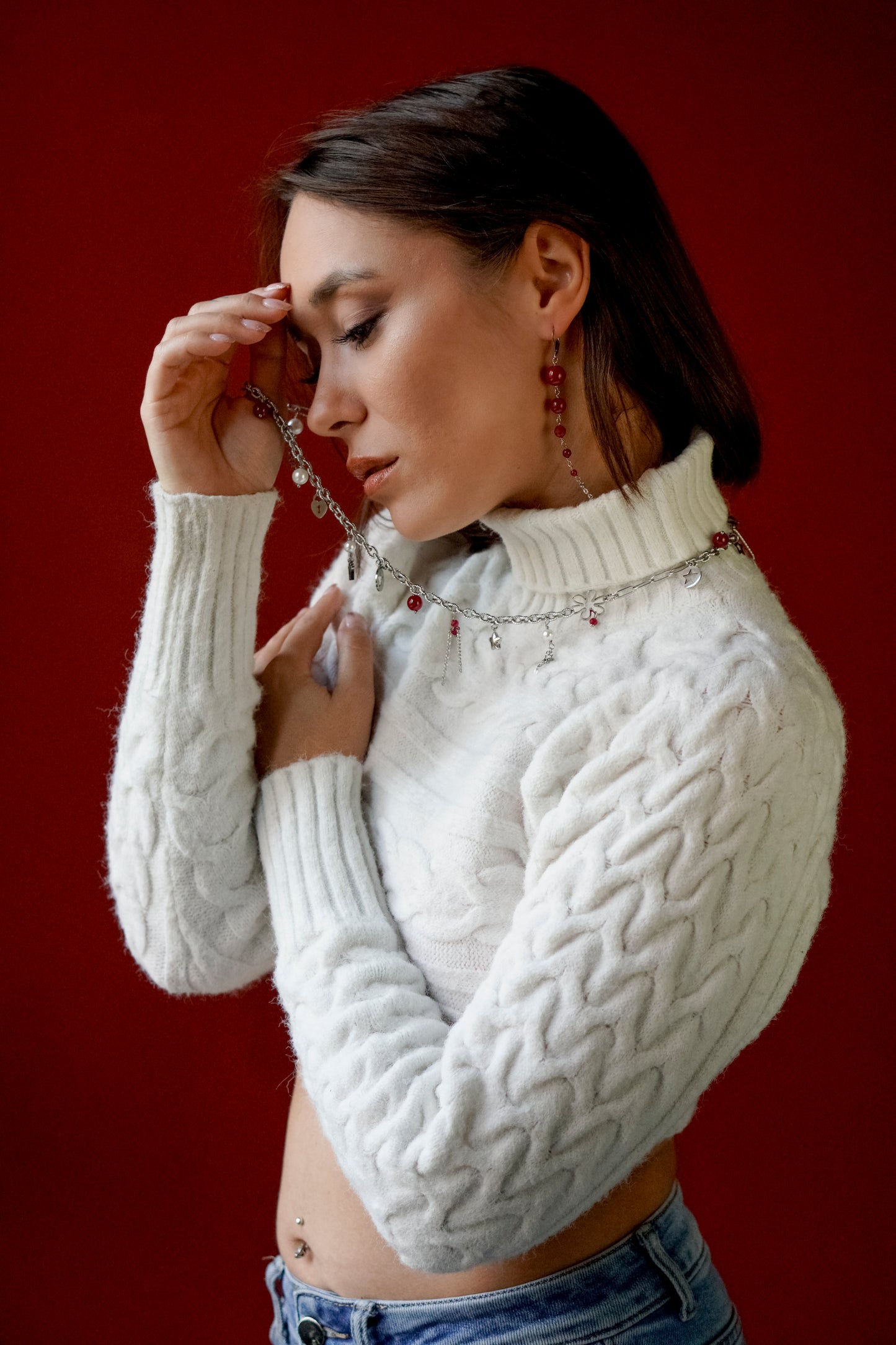 Mono orecchino in acciaio e rubini lab  abbinato a collana in acciaio con perle di conchiglia e rubini lab