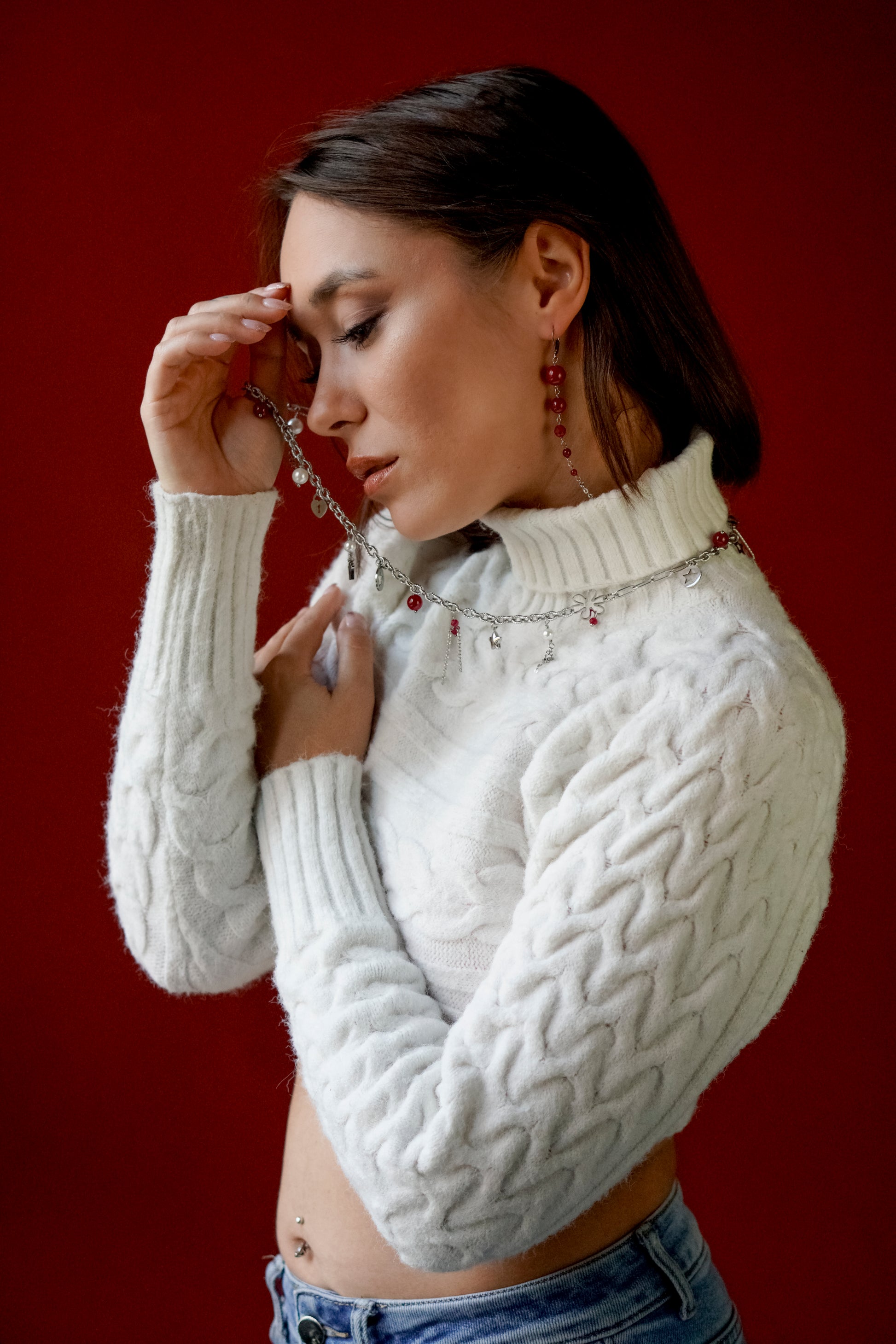 Mono orecchino in acciaio e rubini lab  abbinato a collana in acciaio con perle di conchiglia e rubini lab