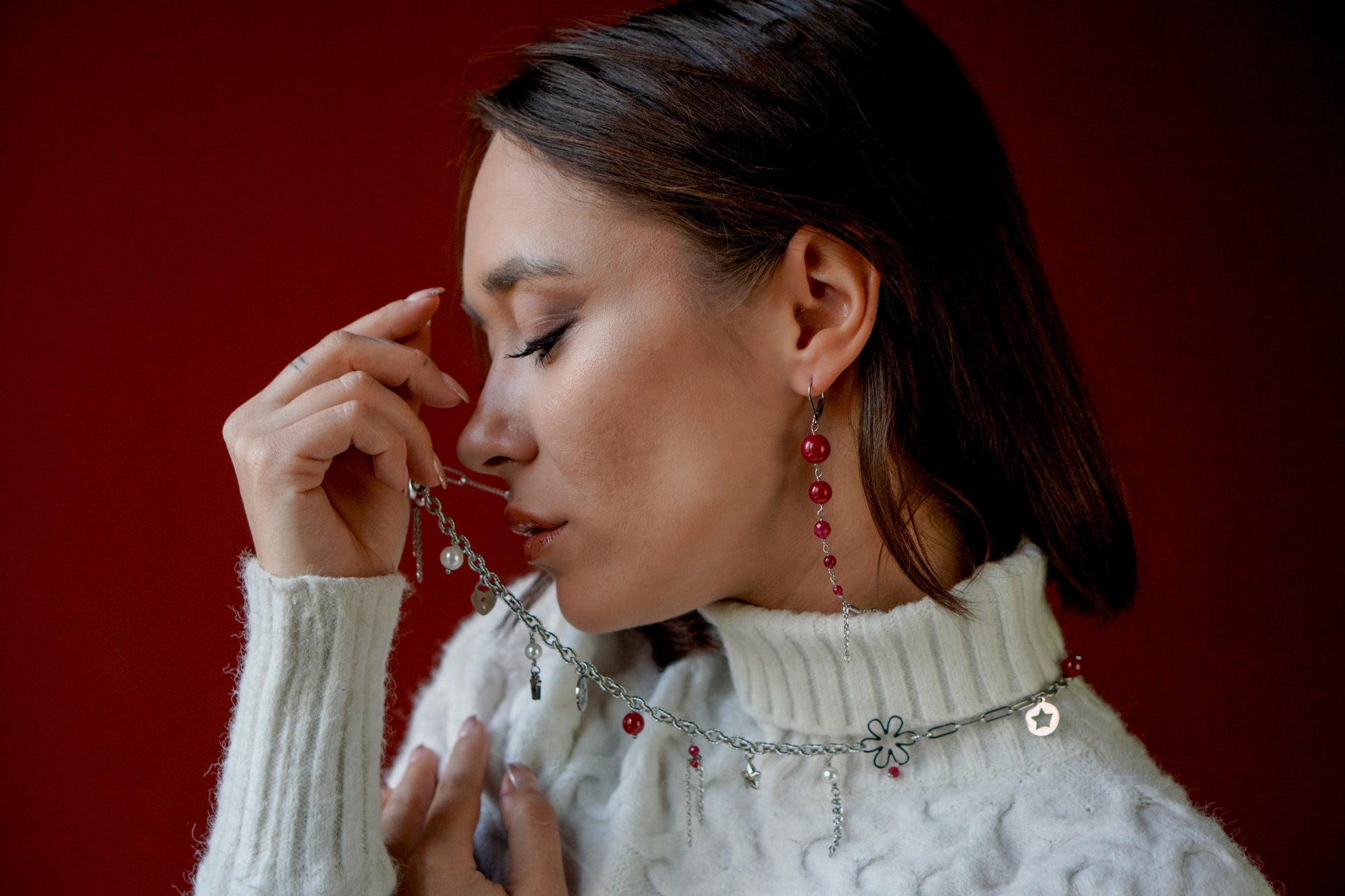 Mono orecchino in acciaio e rubini lab  abbinato a collana in acciaio con perle di conchiglia e rubini lab