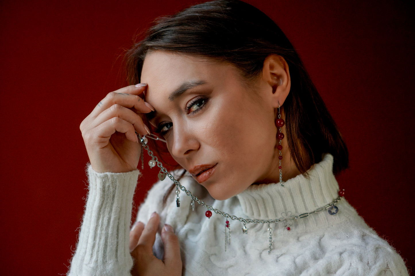 Mono orecchino in acciaio e rubini lab  abbinato a collana in acciaio con perle di conchiglia e rubini lab