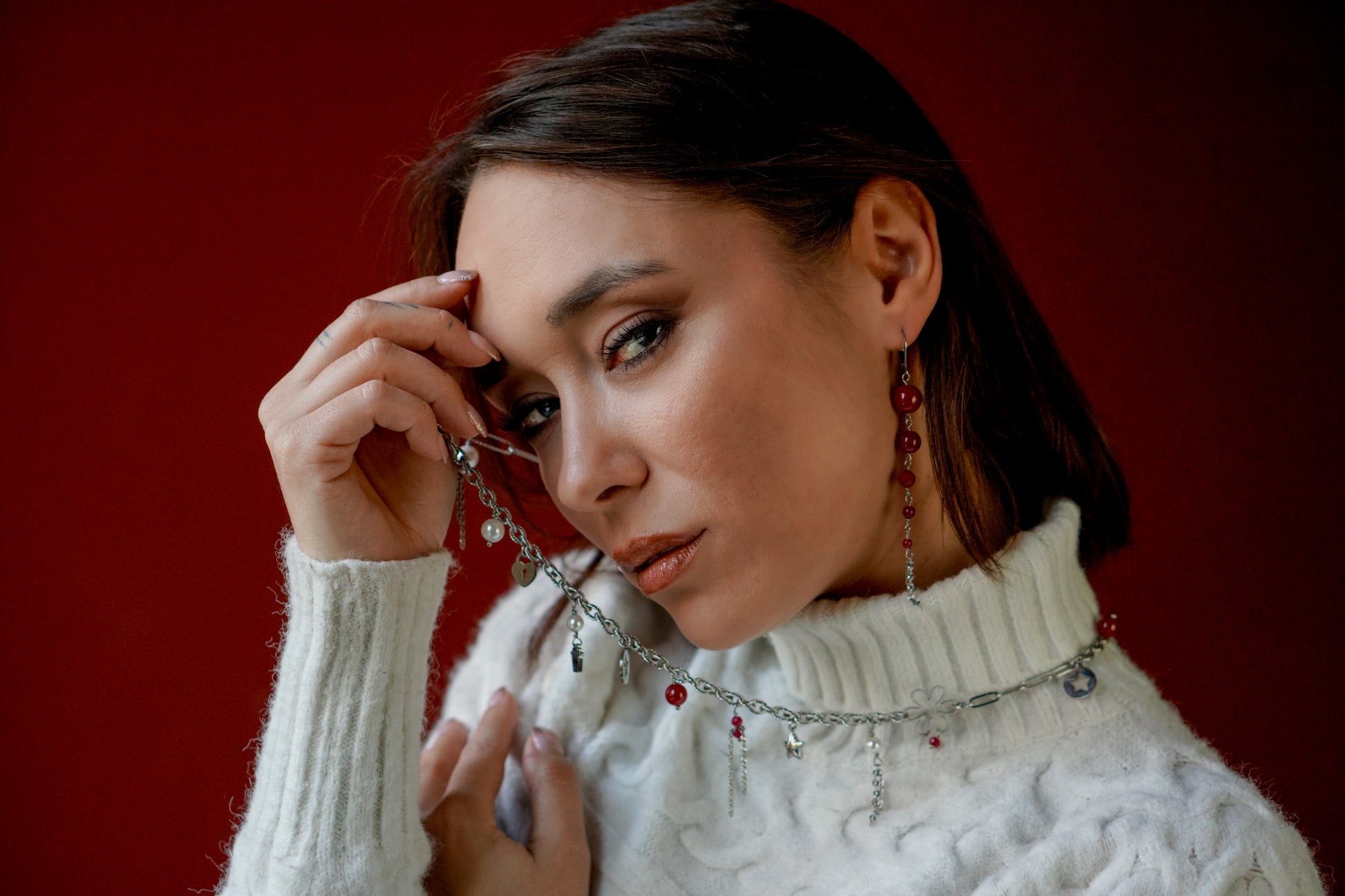 Mono orecchino in acciaio e rubini lab  abbinato a collana in acciaio con perle di conchiglia e rubini lab